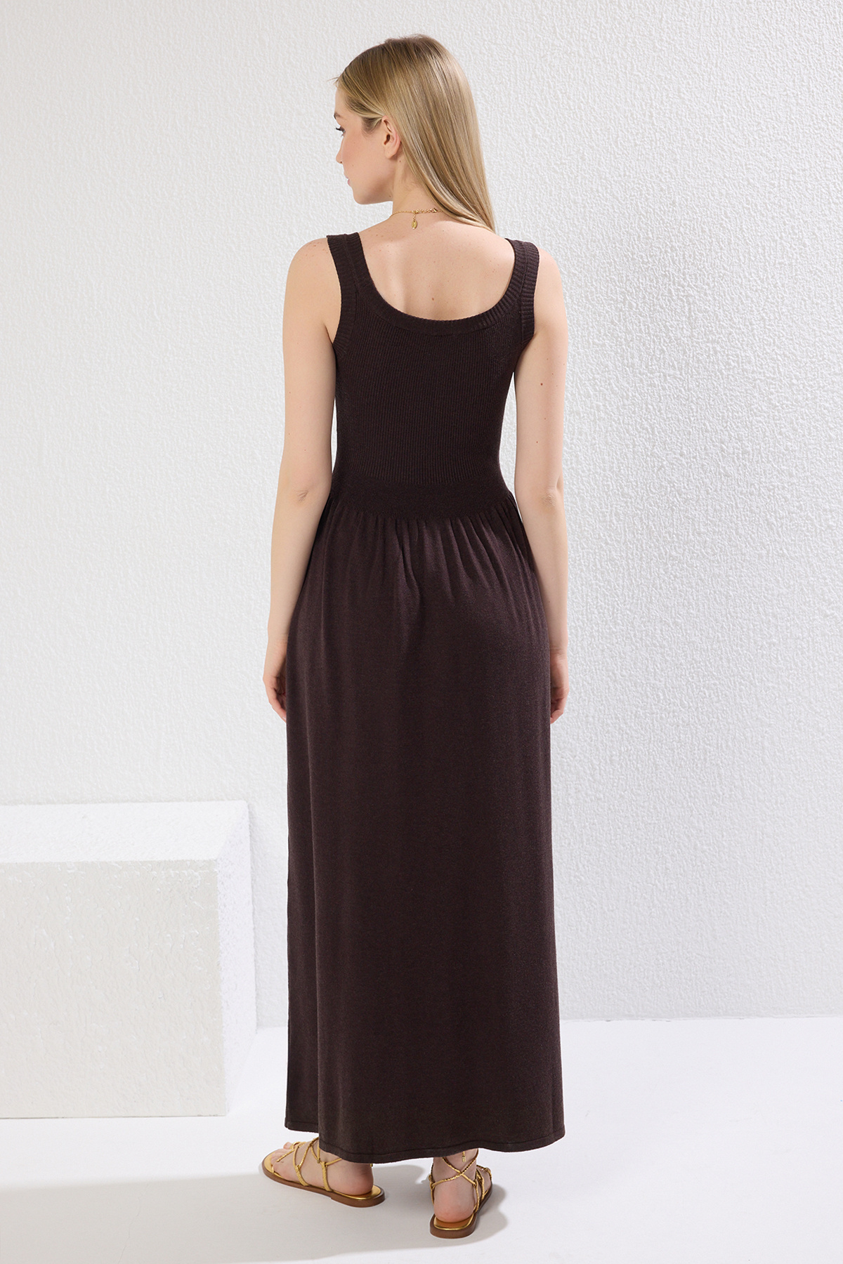 Trendyolmilla  Kahverengi Premium İplik/Özel İplik Midi Bisiklet Yaka Askılı Triko Elbise TWOSS25EL00333 - Görsel 7