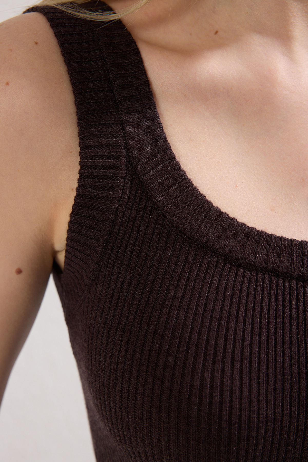 Trendyolmilla  Kahverengi Premium İplik/Özel İplik Midi Bisiklet Yaka Askılı Triko Elbise TWOSS25EL00333 - Görsel 6