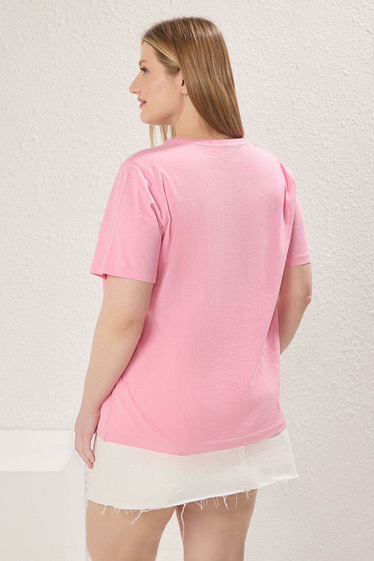 Trendyol Curve-تي شيرت وردي مقاس Boyfriend Fit مطبوع مقاس كبير TBBSS25BF00029 4