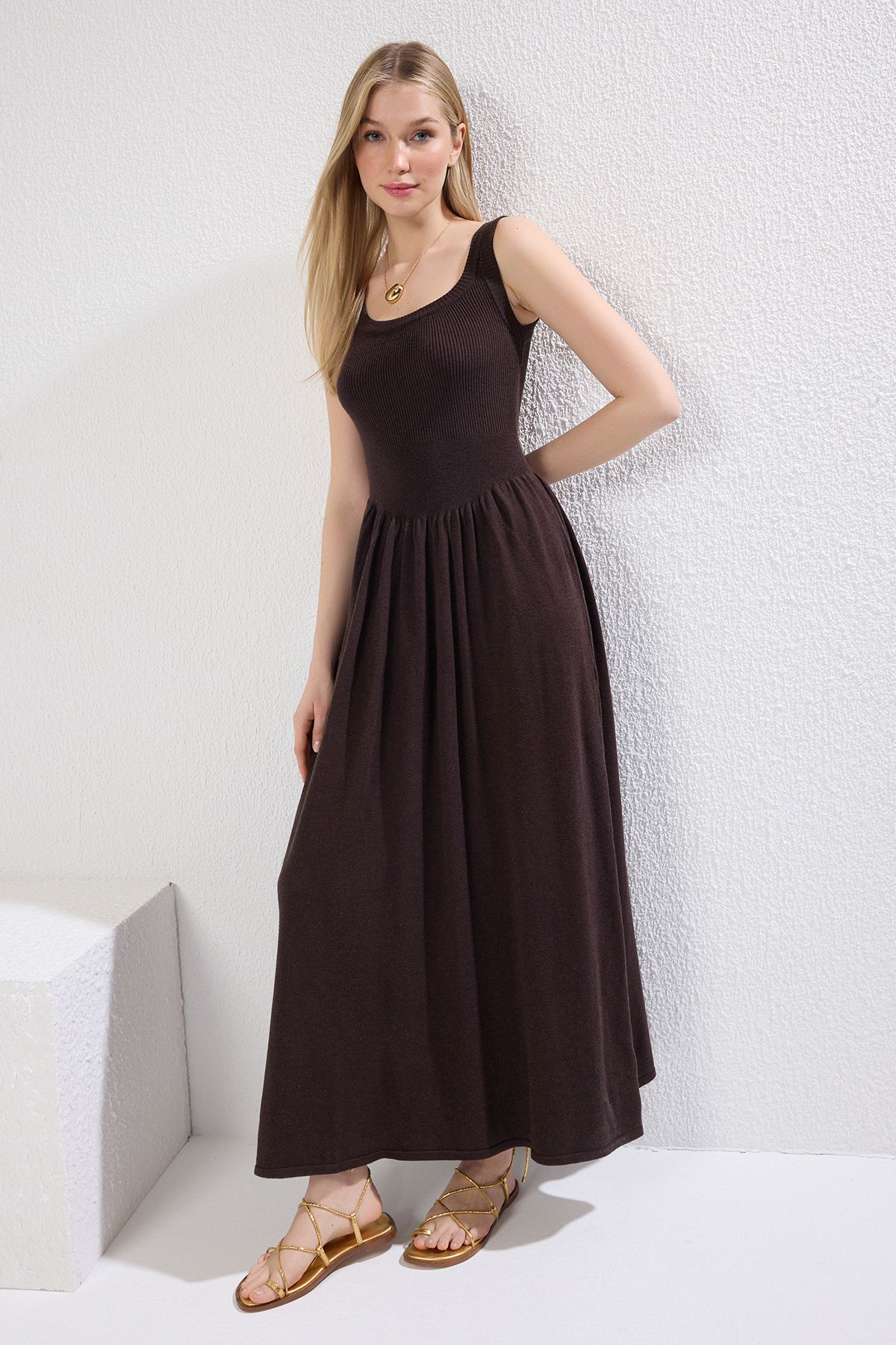 Trendyol Collection Prémiové hnědé midi úpletové šaty – výstřih s výstřihem, smyčka, vlastní příze Twoss25El00333