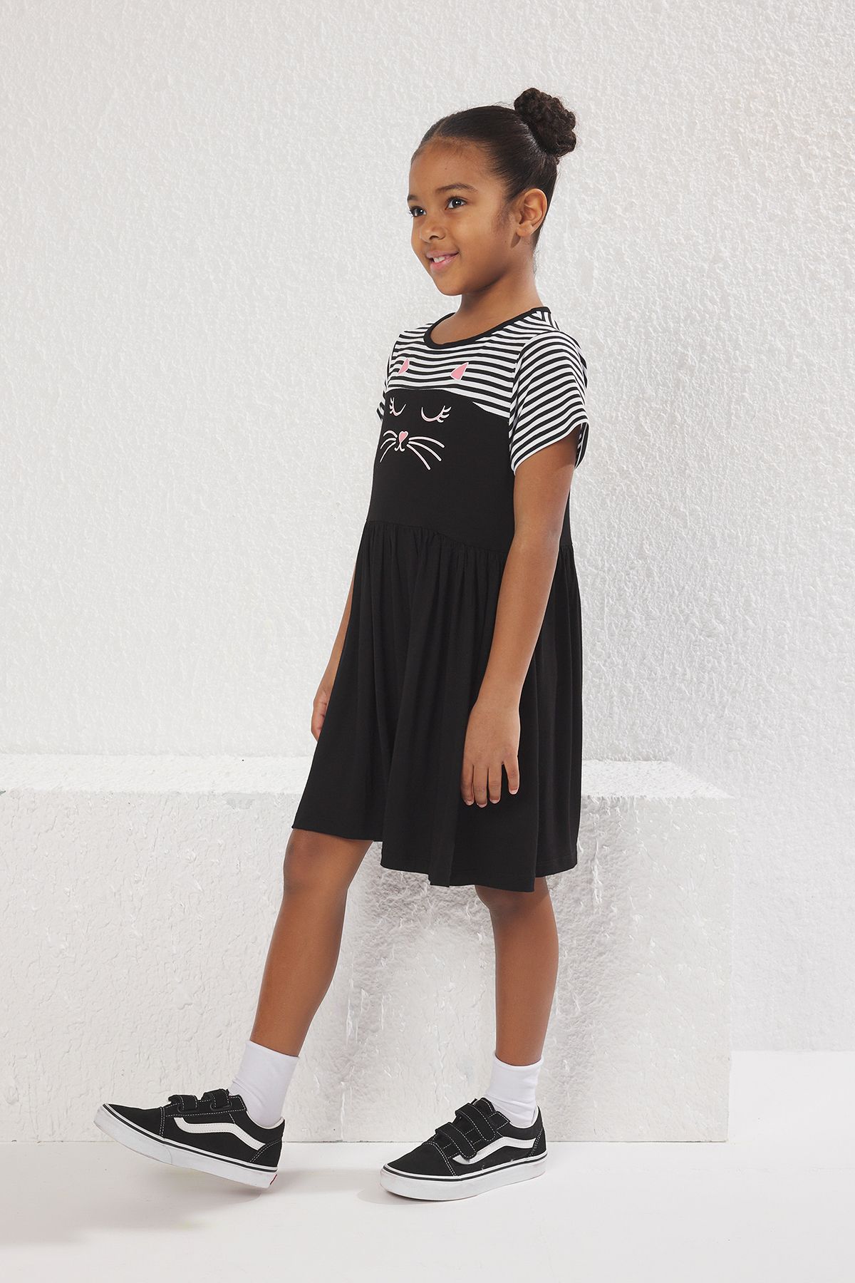 TRENDYOLKIDS Czarna Sukienka Midi W Paski Z Dzianiny Tkdss25el00059 Kobieta - 5-6 lat