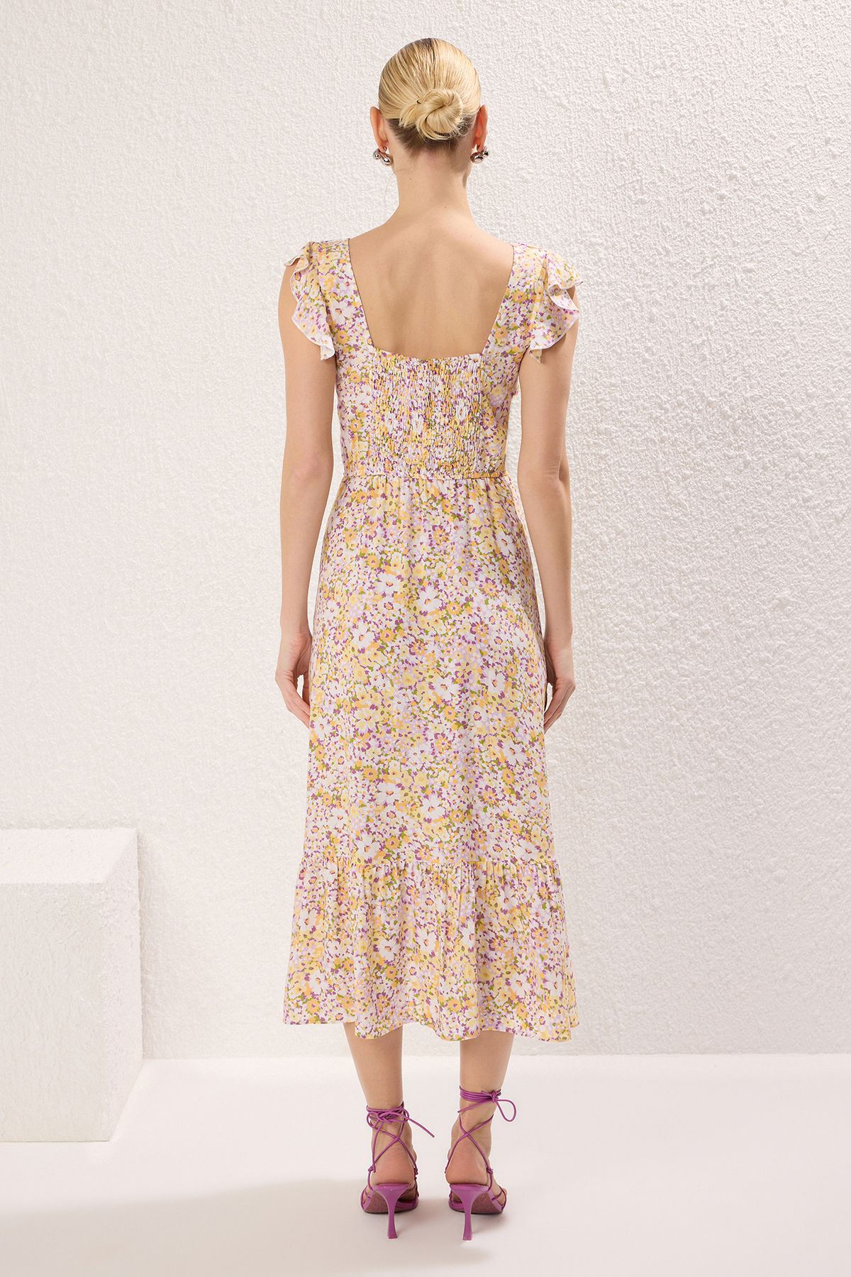 Trendyol Collection-Gelbes, geblümtes, gerüschtes Midi-Webkleid TWOSS20EL3331 4