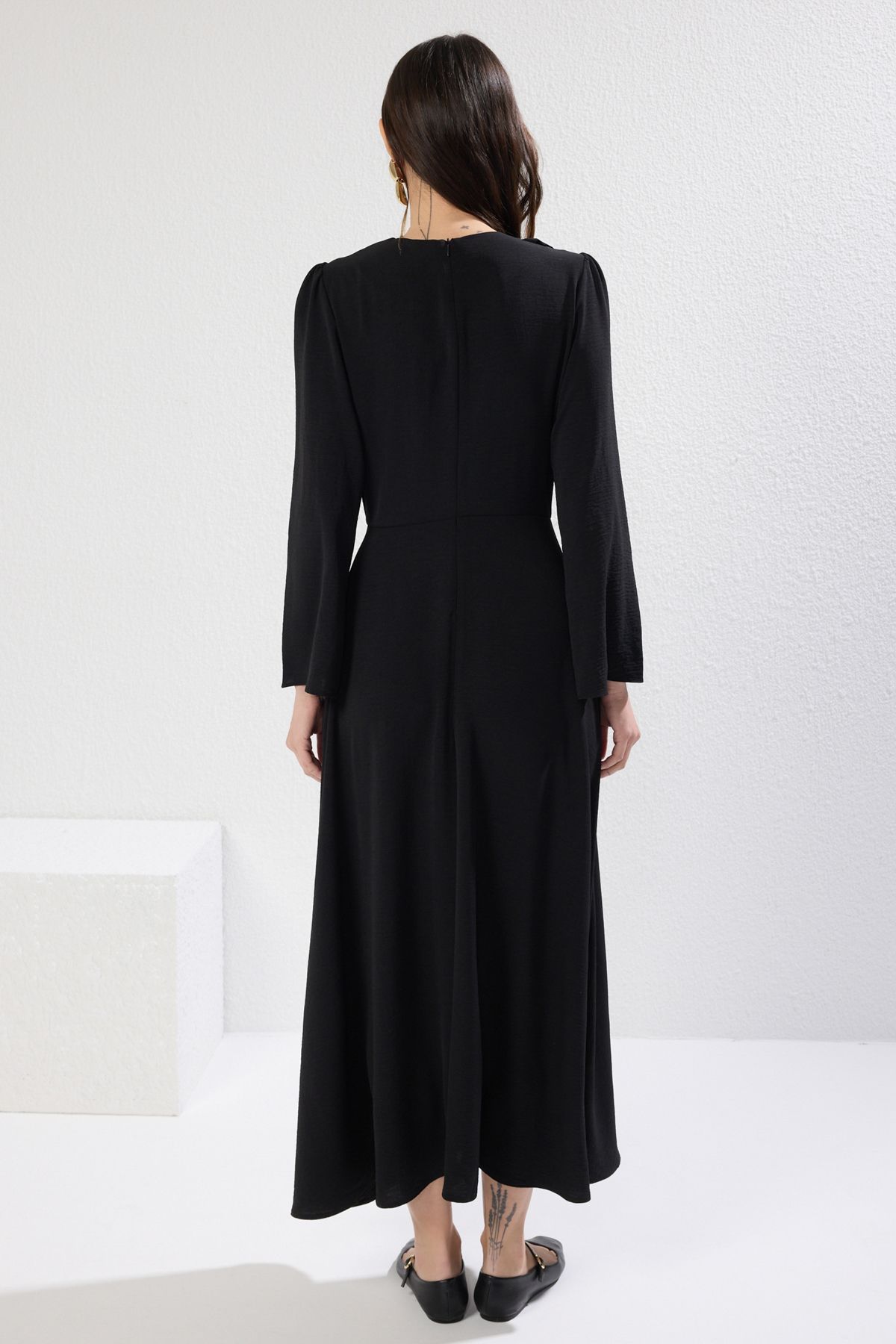 Trendyol Modest-Černé květinové detailní tkané šaty Aerobin TCTSS25EB00085 4