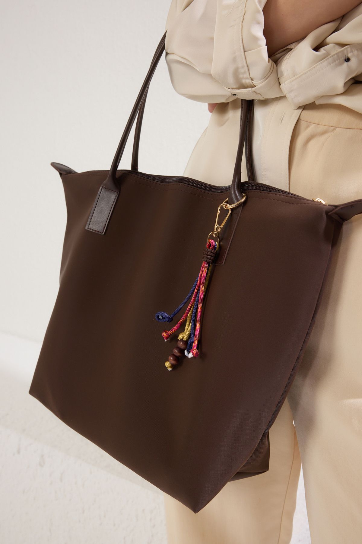TRENDYOL SHOES-Női Maxi Tote válltáska barna varázslatos kiegészítővel TAKSS25OC00018 3