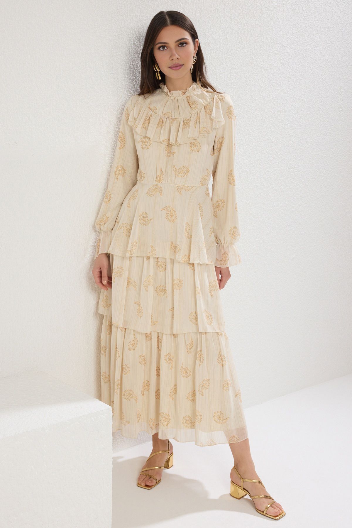 Trendyol Modest Gewebtes Kleid mit Steinschal-Muster und Glitzer-Chiffon-Futter TCTSS25EB00039
