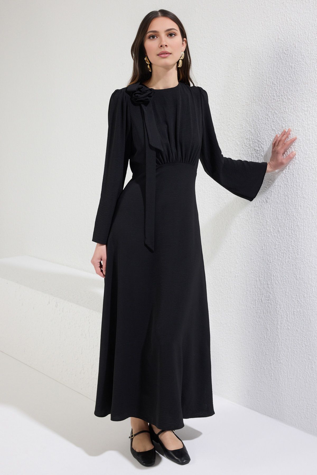 Trendyol Modest-Černé květinové detailní tkané šaty Aerobin TCTSS25EB00085 2