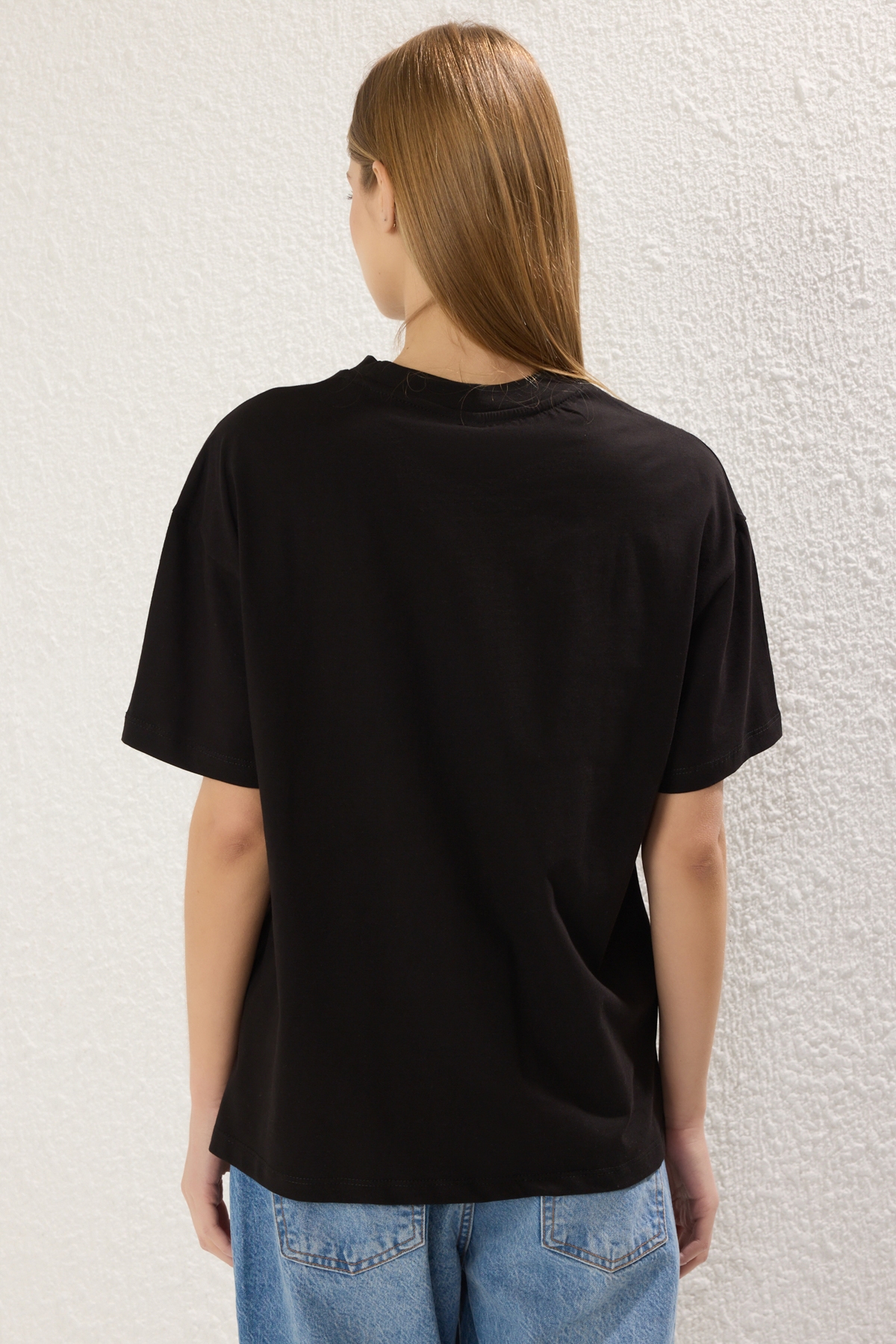 Trendyolmilla  Siyah %100 Pamuk Nakışlı Oversize/Geniş Kalıp Bisiklet Yaka Örme T-Shirt TWOSS24TS00102 - Görsel 4