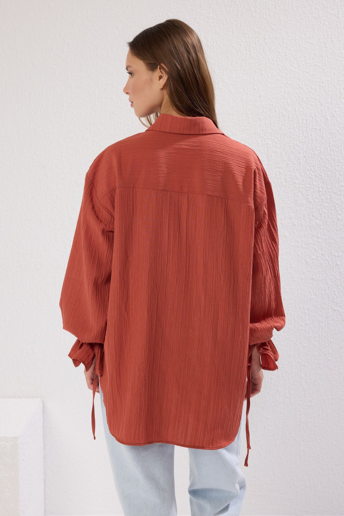 Trendyol Collection-Strukturiertes Webhemd mit Spitzendetails und Fliesenärmeln TWOSS24GO00087 4