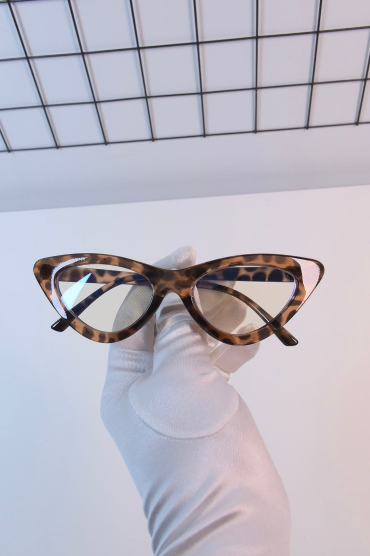 LOOKUP-The Cat Eye Glasses with Blue Light Protection are Optically Compatible and Relax in Computer Television vs. Use. 5