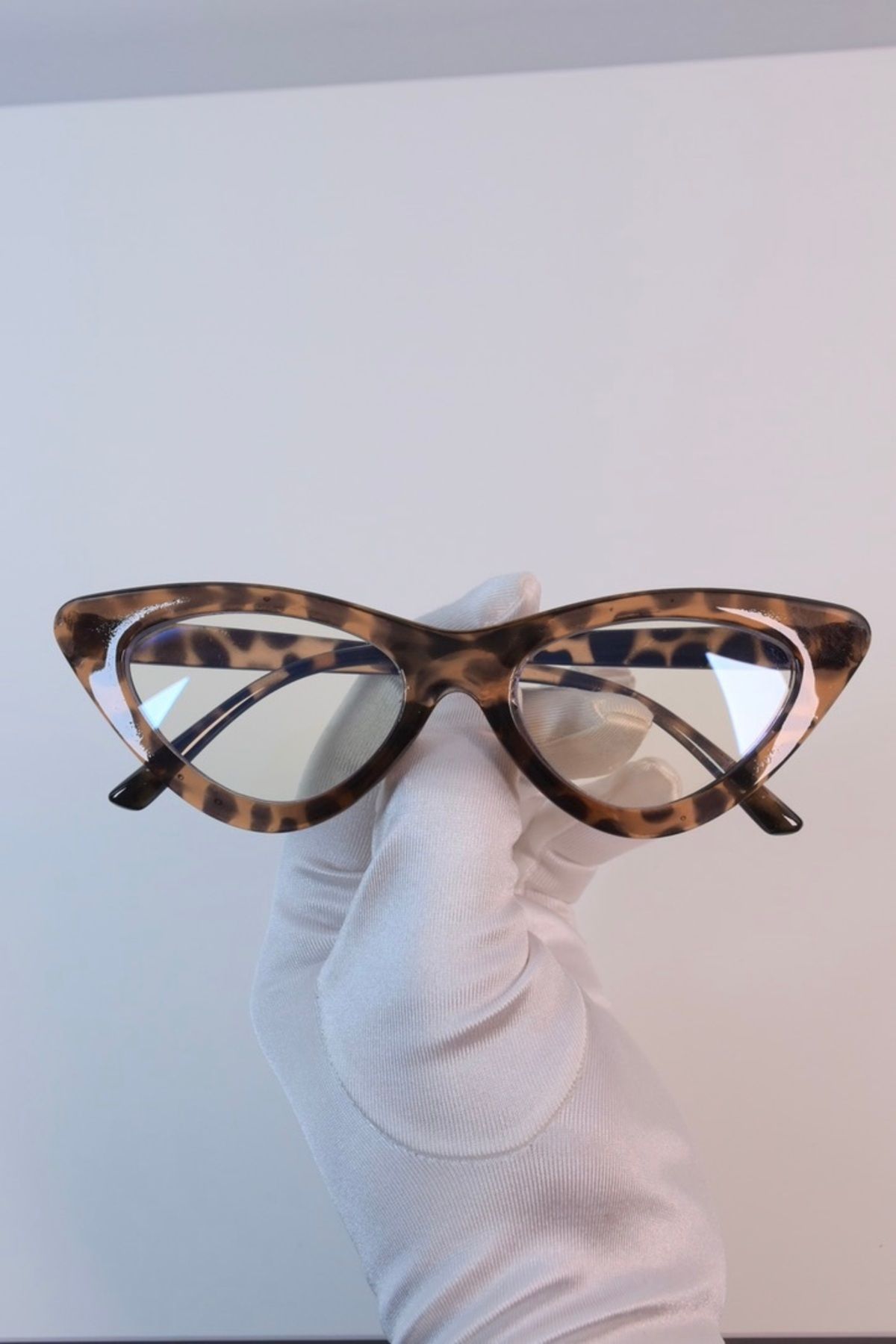 LOOKUP-The Cat Eye Glasses with Blue Light Protection are Optically Compatible and Relax in Computer Television vs. Use. 3