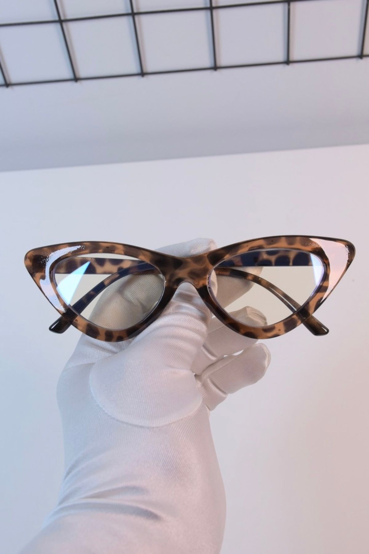 LOOKUP-The Cat Eye Glasses with Blue Light Protection are Optically Compatible and Relax in Computer Television vs. Use. 8