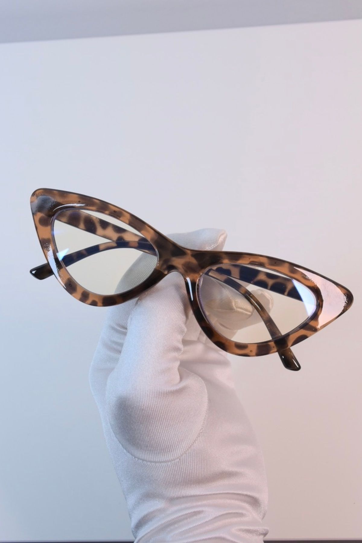 LOOKUP-The Cat Eye Glasses with Blue Light Protection are Optically Compatible and Relax in Computer Television vs. Use. 6