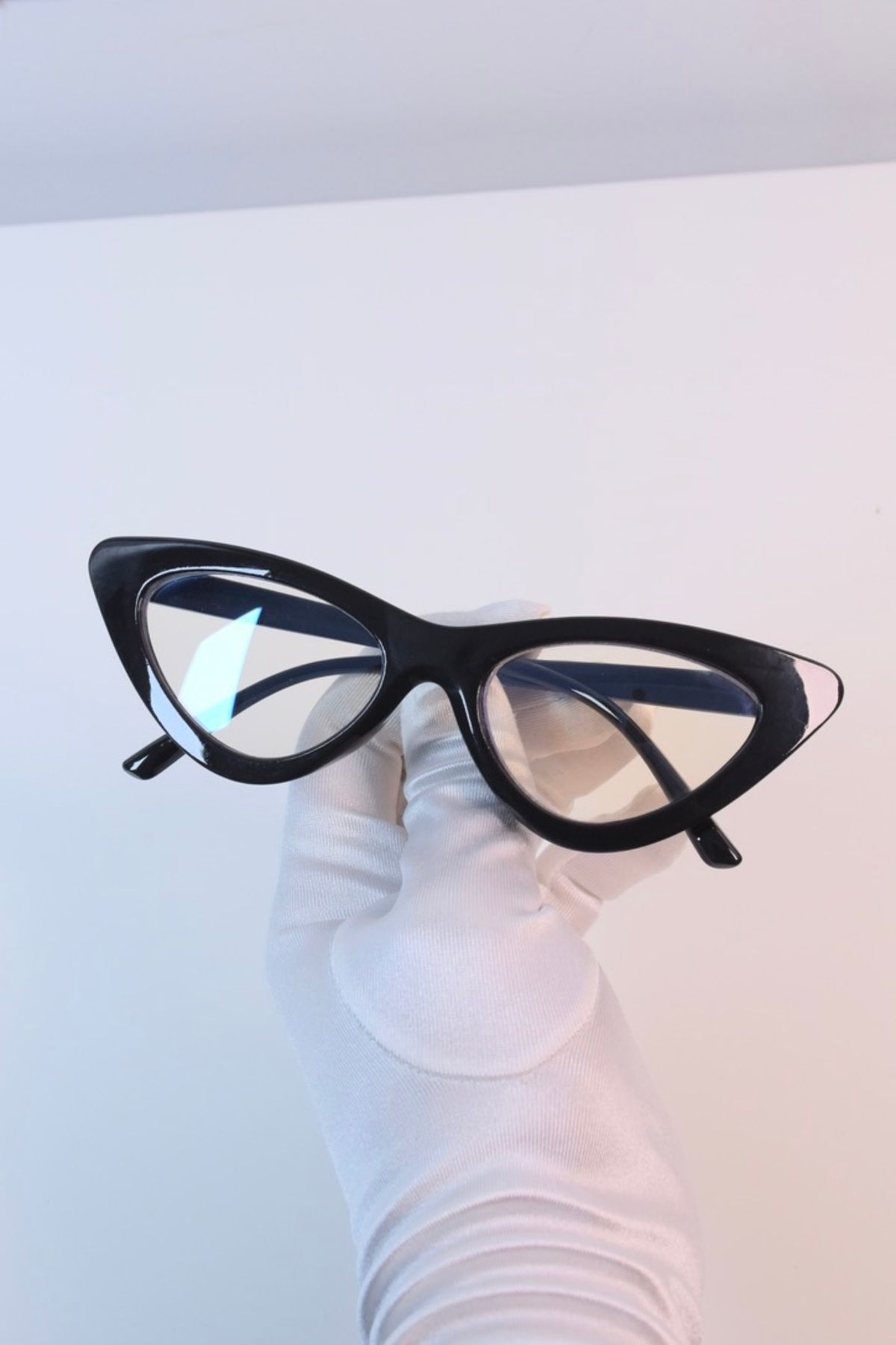 LOOKUP-The Cat Eye Glasses with Blue Light Protection are Optically Compatible and Relax in Computer Television vs. Use. 3