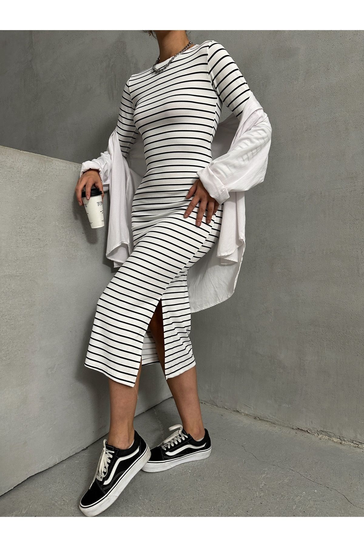 BEJNA-Weißes gestreiftes Stretch-Strickkleid – lange Ärmel und Schlitzdetail 3