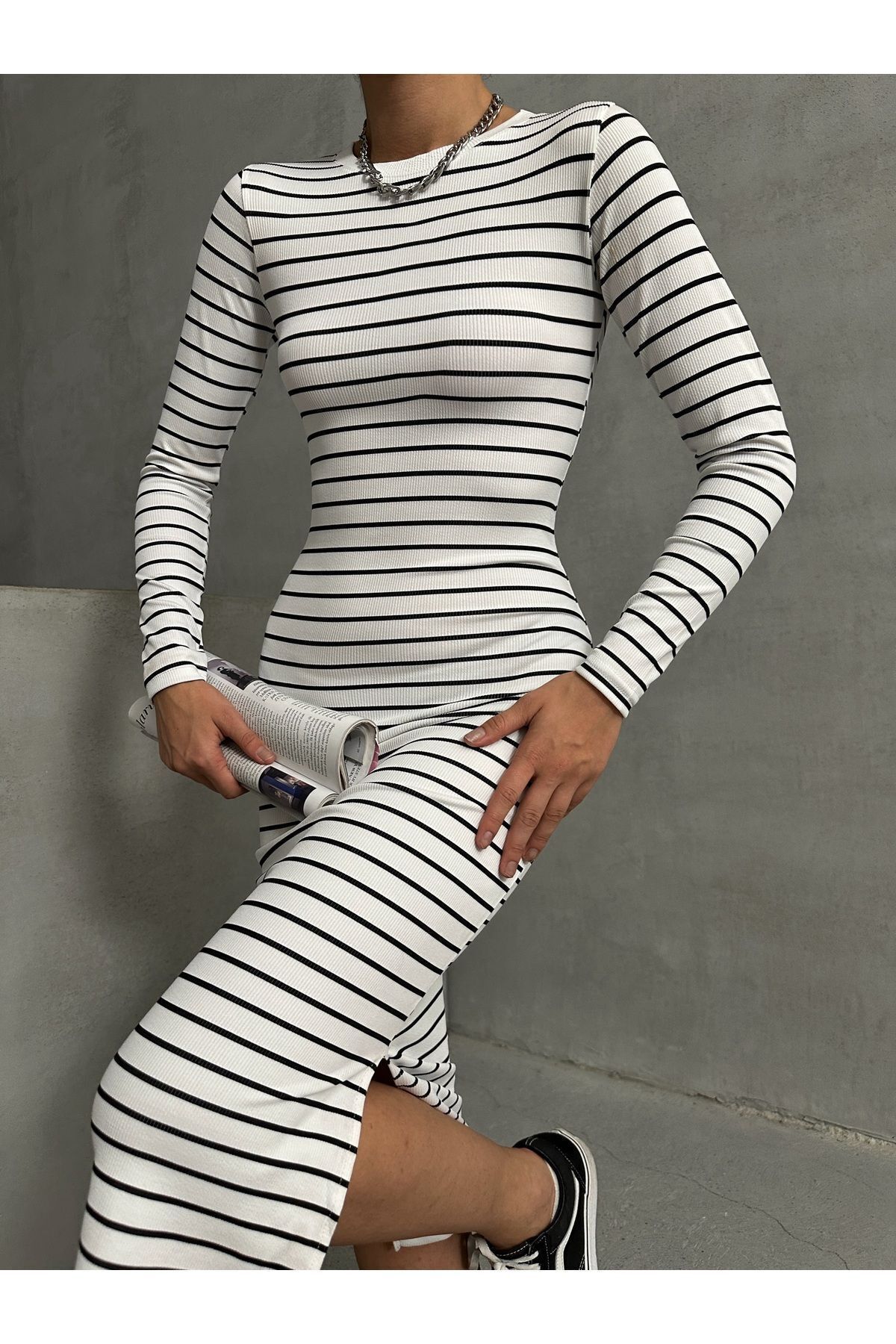 BEJNA-Weißes gestreiftes Stretch-Strickkleid – lange Ärmel und Schlitzdetail 4