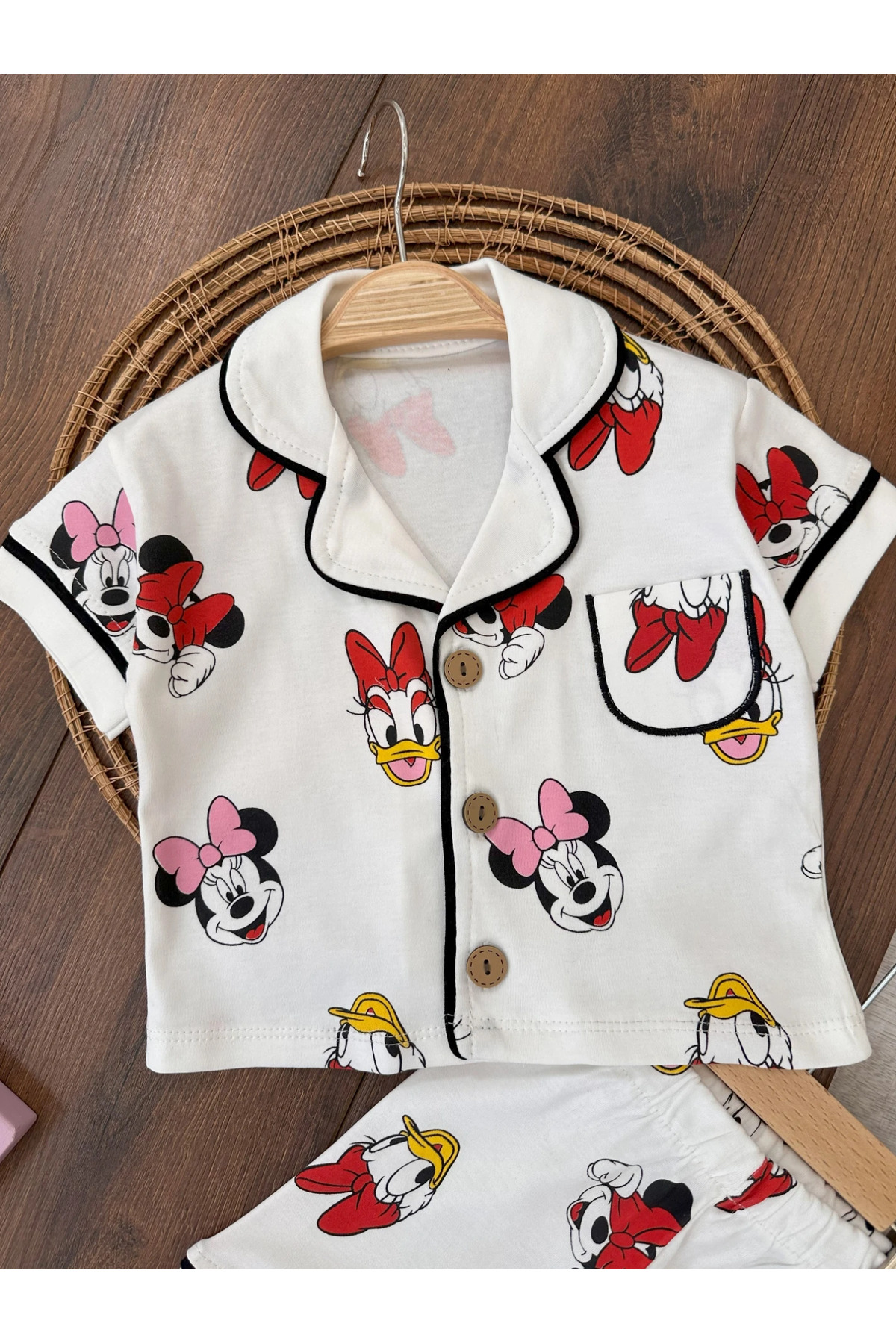 Bolly Baby %100 Pamuk Kruvaze Yaka Önden Düğmeli Yazlık Kız Bebek Pijama Takımı fotoğrafı 4 (önizleme)