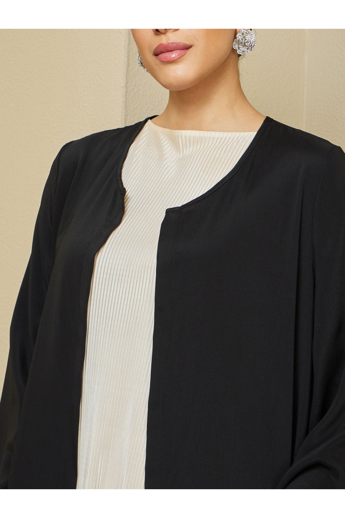 Styli-Regular Fit Front Open Crepe Abaya 5
