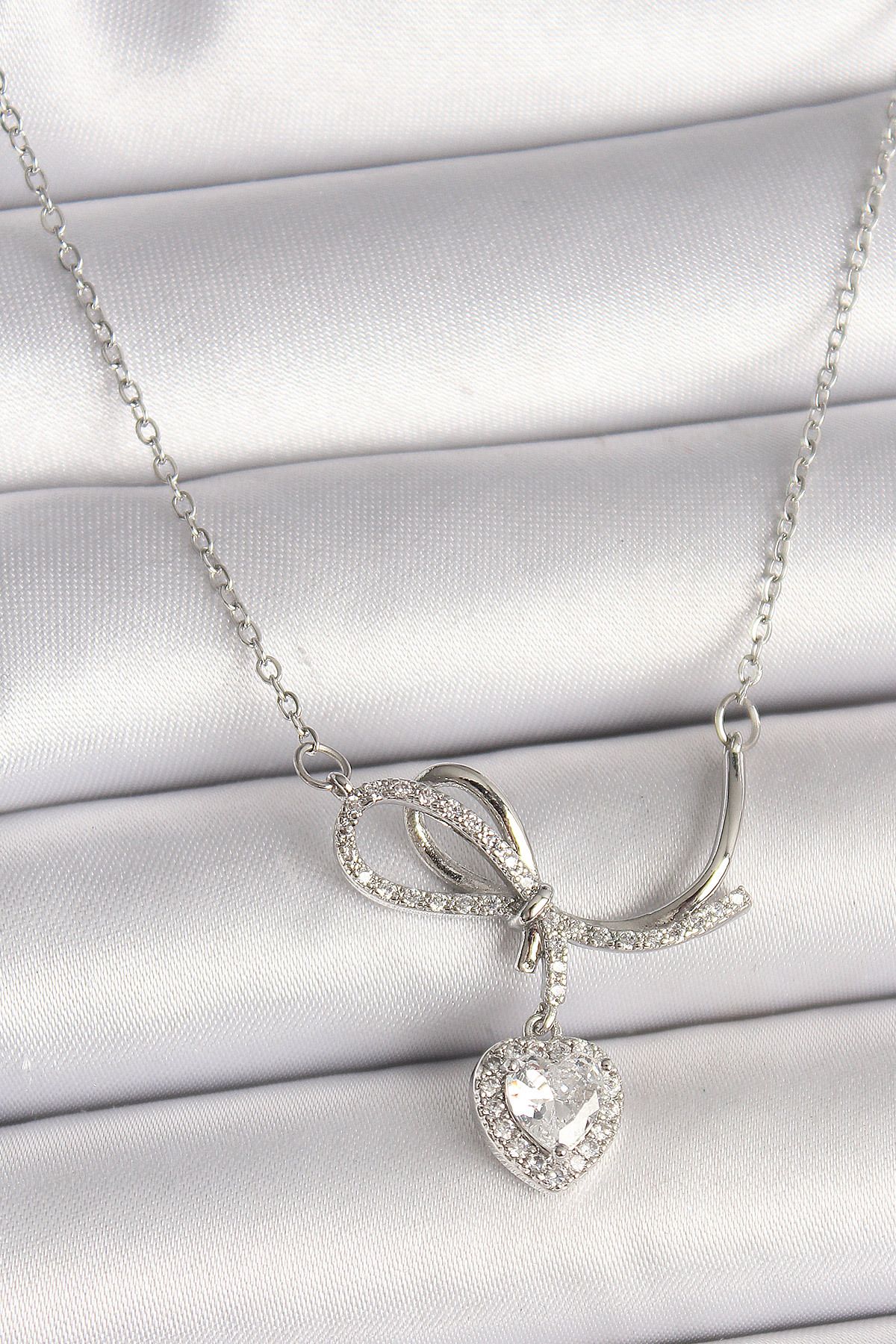 MMB Boutique 316L Çelik Gümüş Renk Zincir Zirkon Taşlı Düğüm Sallantı Kalp Figür Kadın Kolye