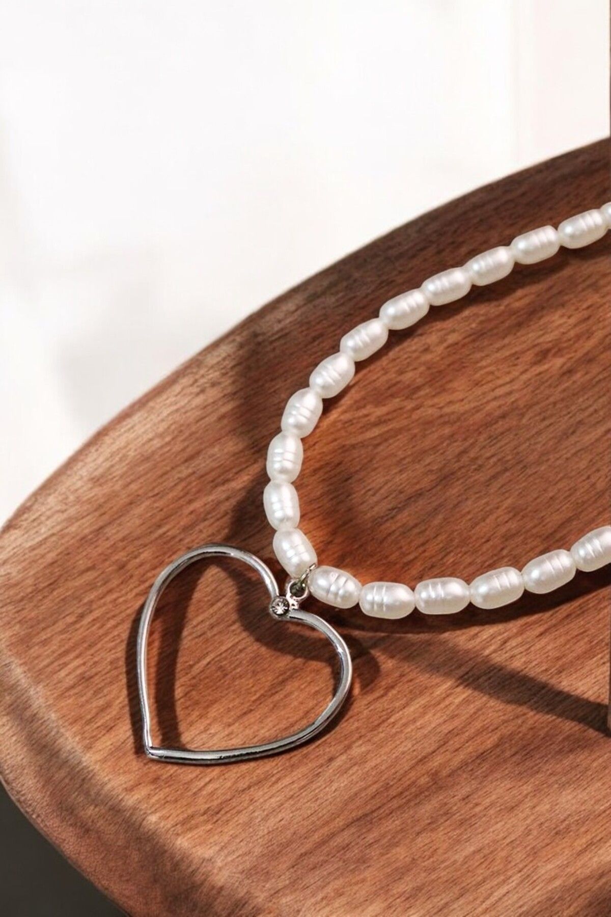 EUROMODA-Silver Coated Pearl Necklace with Patterned Pearl Heart Design 4