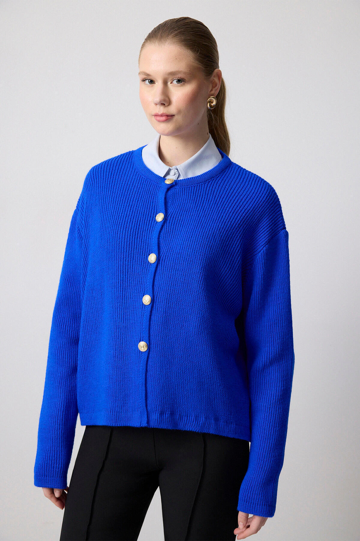 Touché Privé-Gold Button Short Cardigan 3