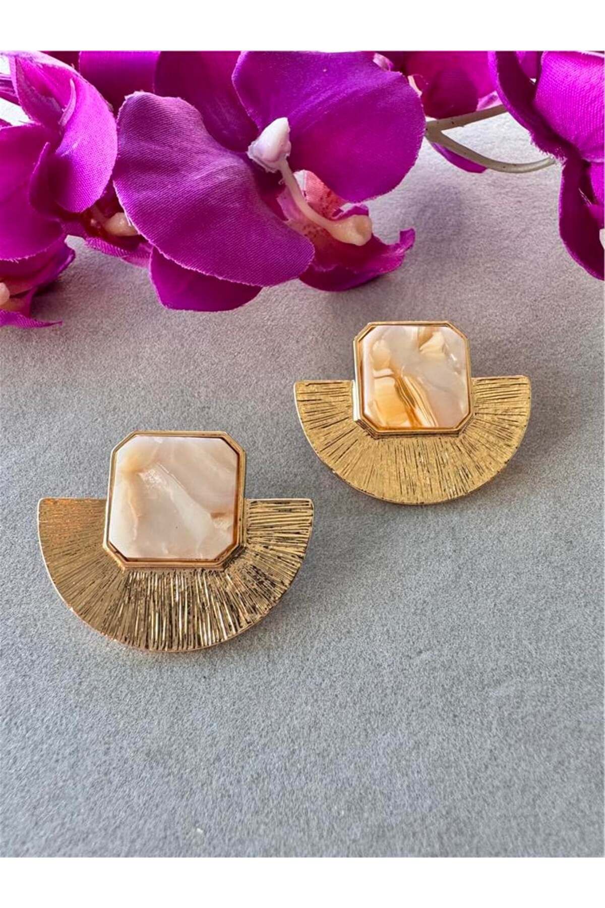 Pelin Aksesuar-Cream Square Half Fan Earrings 1