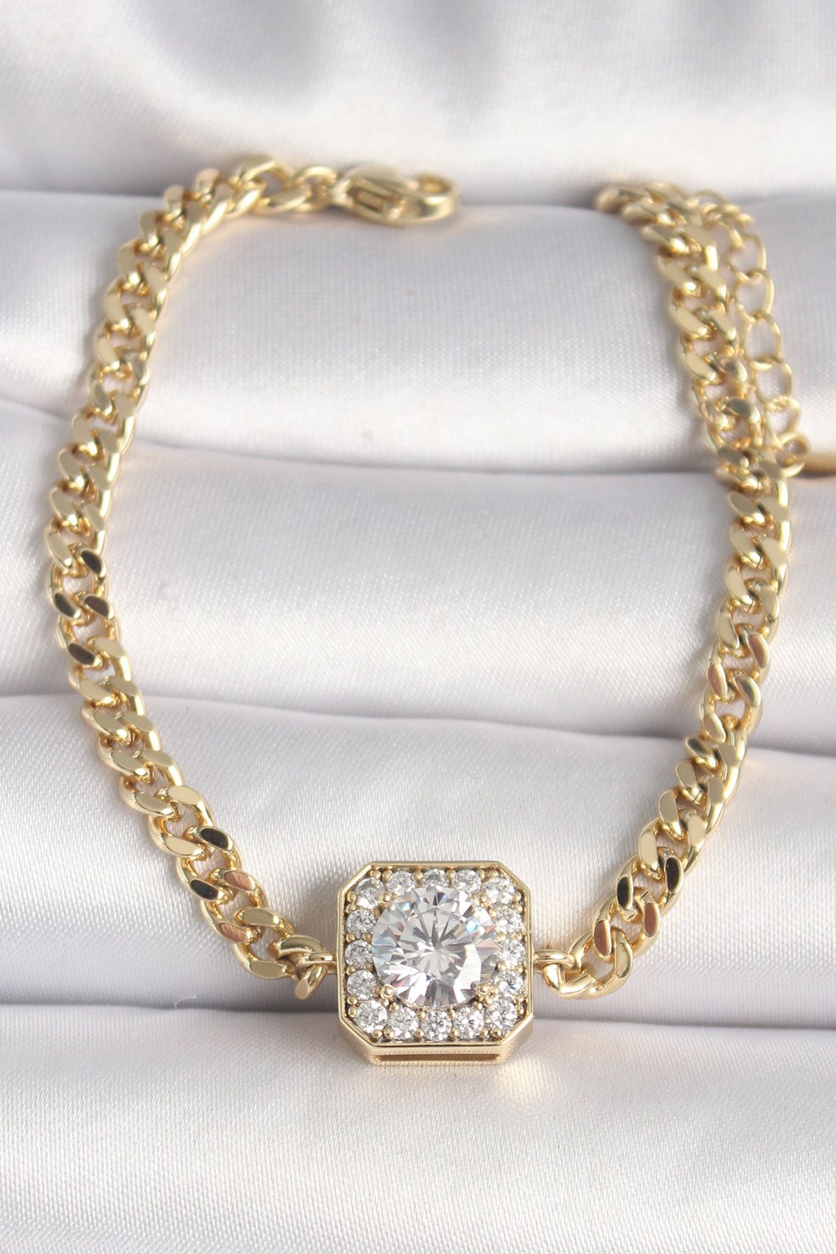 New Things Pirinç Gold Renk Zincir Kare Zirkon Taş Model Xuping VIP Seri Kadın Bileklik