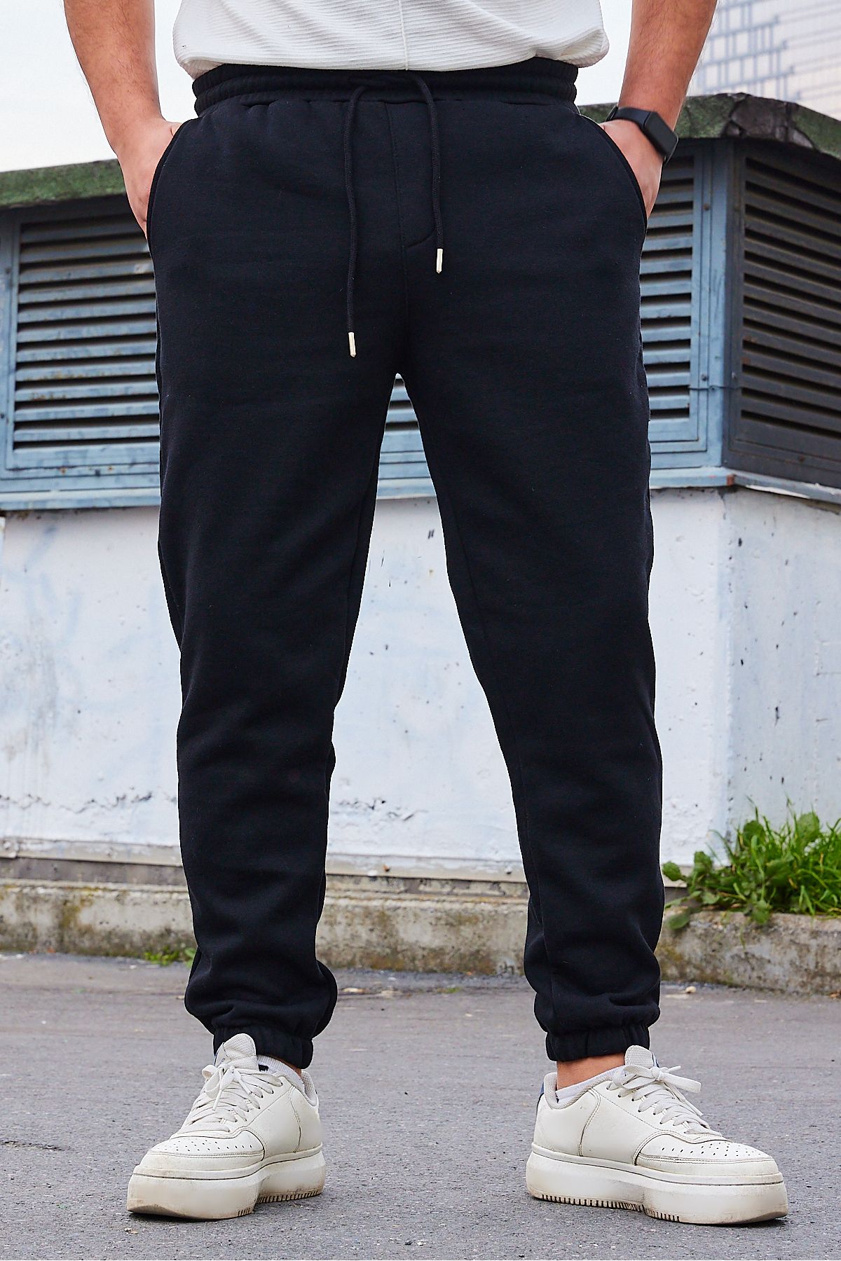 Trendyol Collection-Schwarze Fleece/warme Jogginghose – normaler Schnitt, elastisches Bein TMNAW22EA0346 1