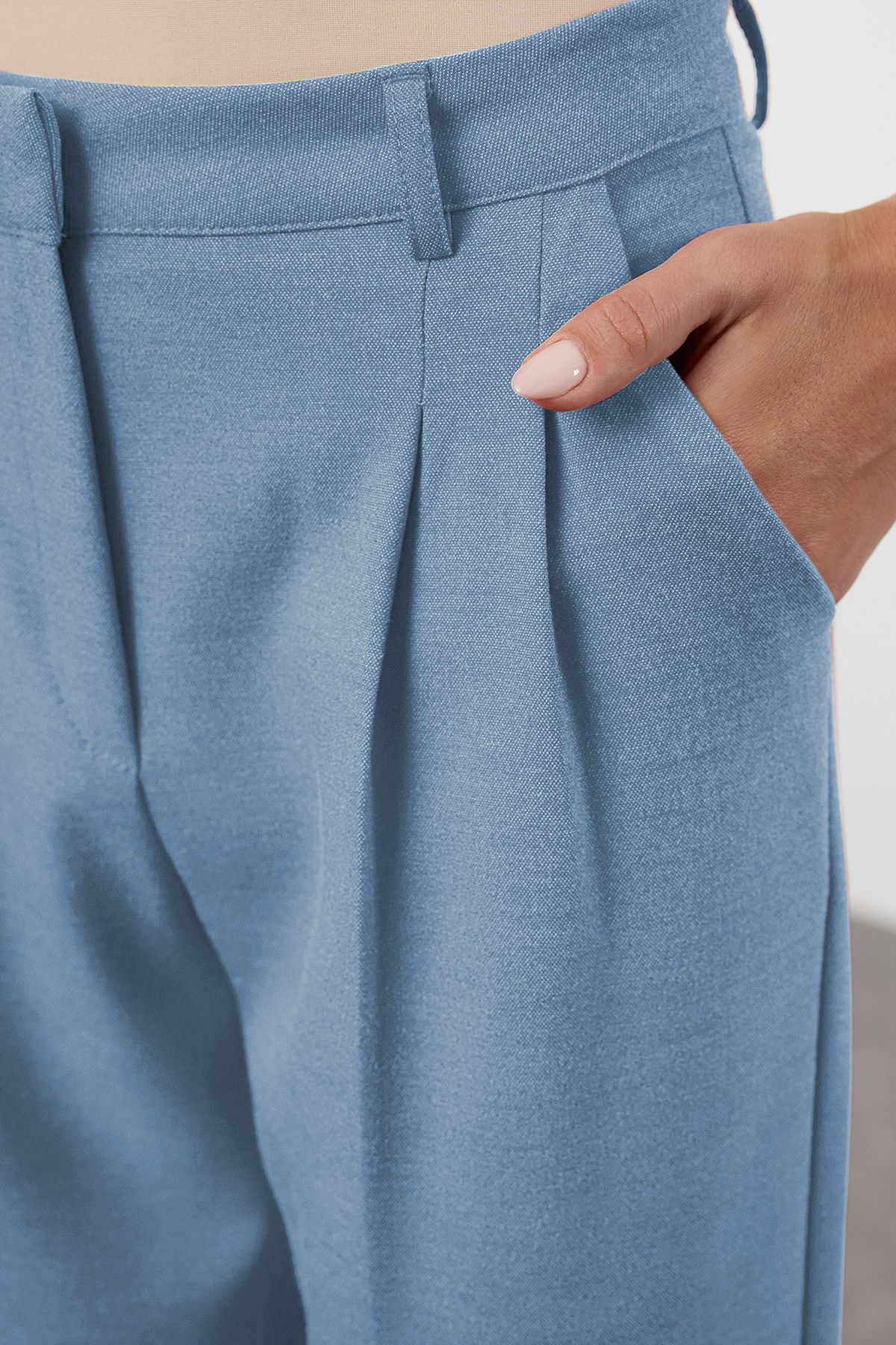 Trendyol Collection-Limited Edition – Hellblaue, gerade geschnittene, gewebte Hose TWOAW23PL00401 4