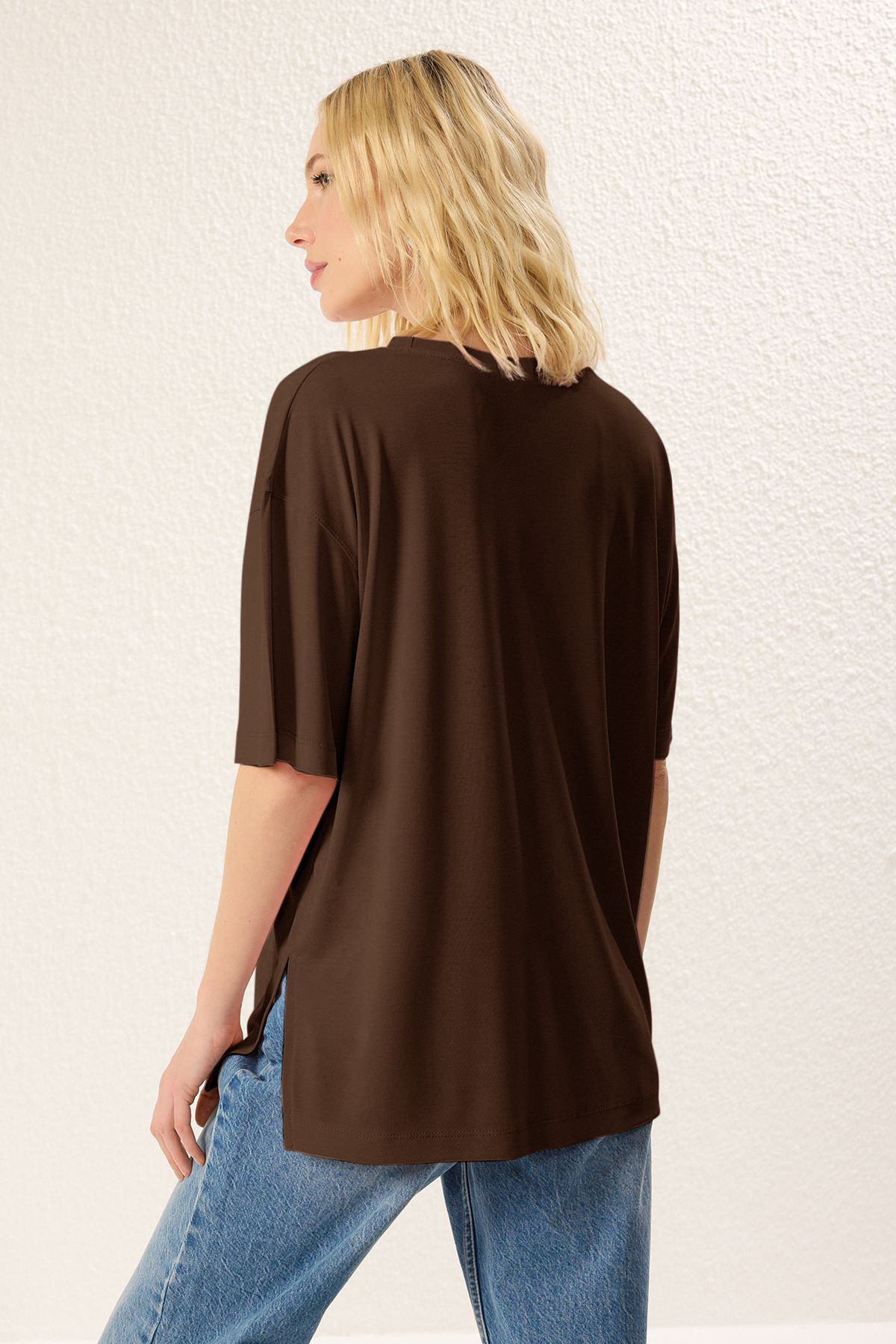 Trendyol Collection-Braunes, mehr haltbares, übergroßes/breites, gestricktes T-Shirt aus Modalstoff TWOSS25TS00125 5