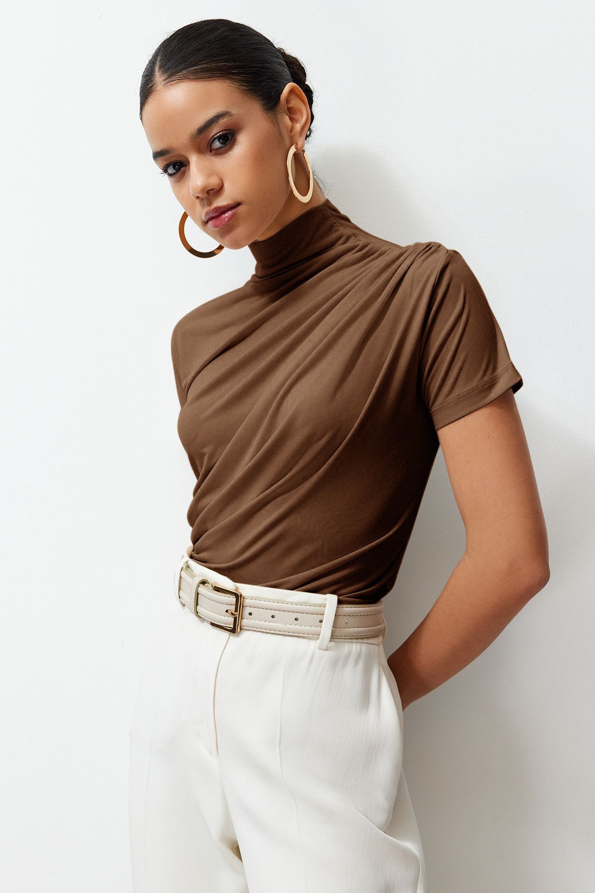 Trendyol Collection-Bluză tricotată elastică cu mâneci scurte, cu mâneci scurte, cu detaliu de draperie maro TWOSS24BZ00426 2