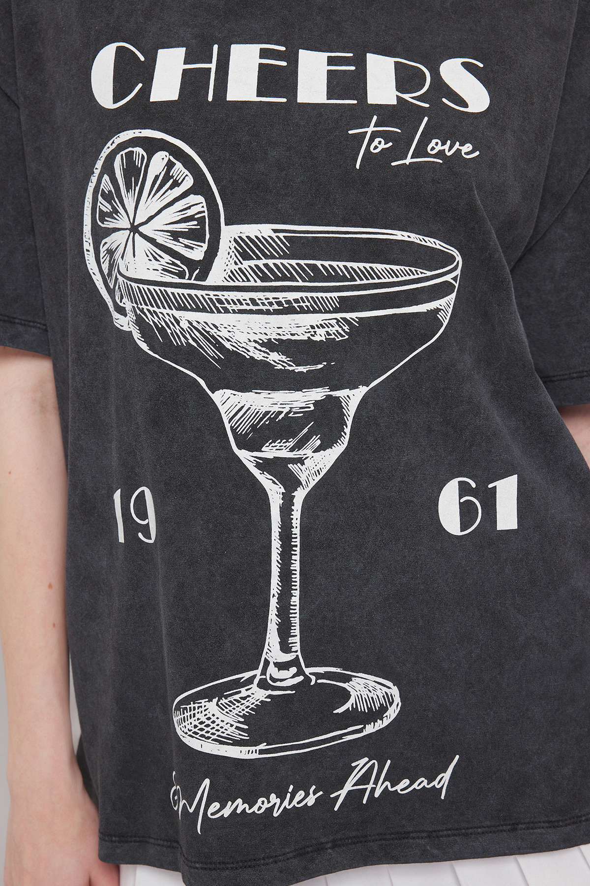 Trendyolmilla  Antrasit Kalın Pamuklu Yıkamalı Baskılı Oversize/Geniş Kalıp Örme T-shirt TWOSS25TS00103 - Görsel 3