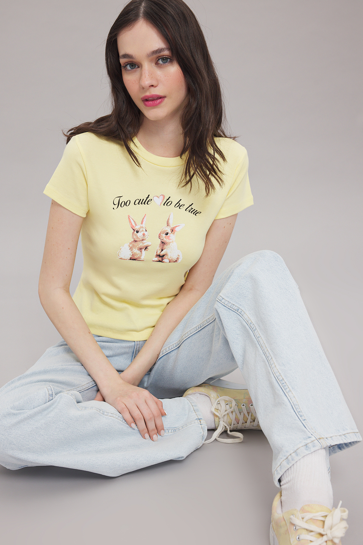 Trendyolmilla  Açık Sarı Tavşan Baskılı Fitted/Vücuda Oturan Örme T-Shirt TWOSS25TS00095 - Görsel 2