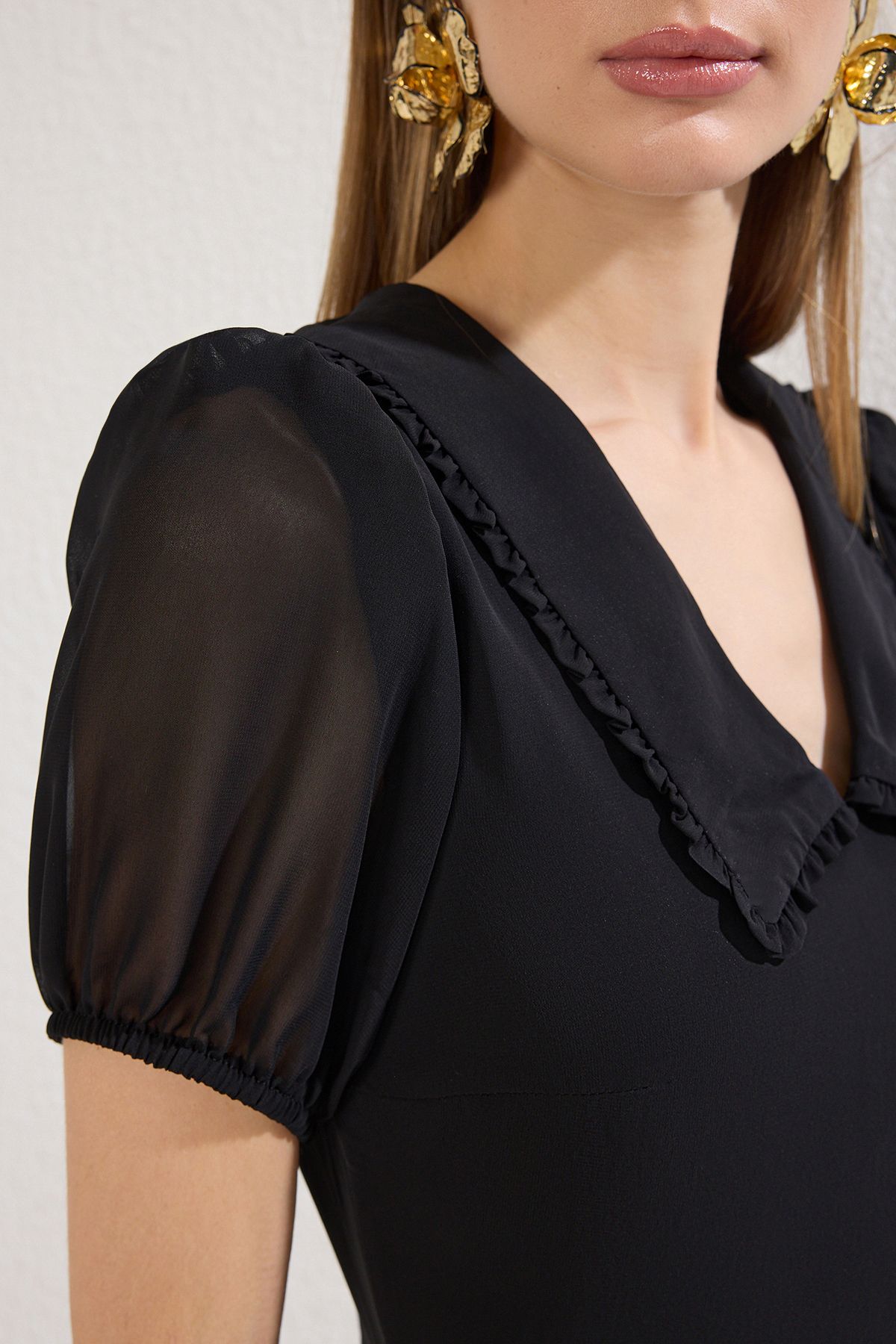 Trendyol Collection-Schwarzes, detailliertes, gefüttertes Chiffon-Midi-Webkleid mit A-Linien-Ausschnitt TWOSS25EL00256 4