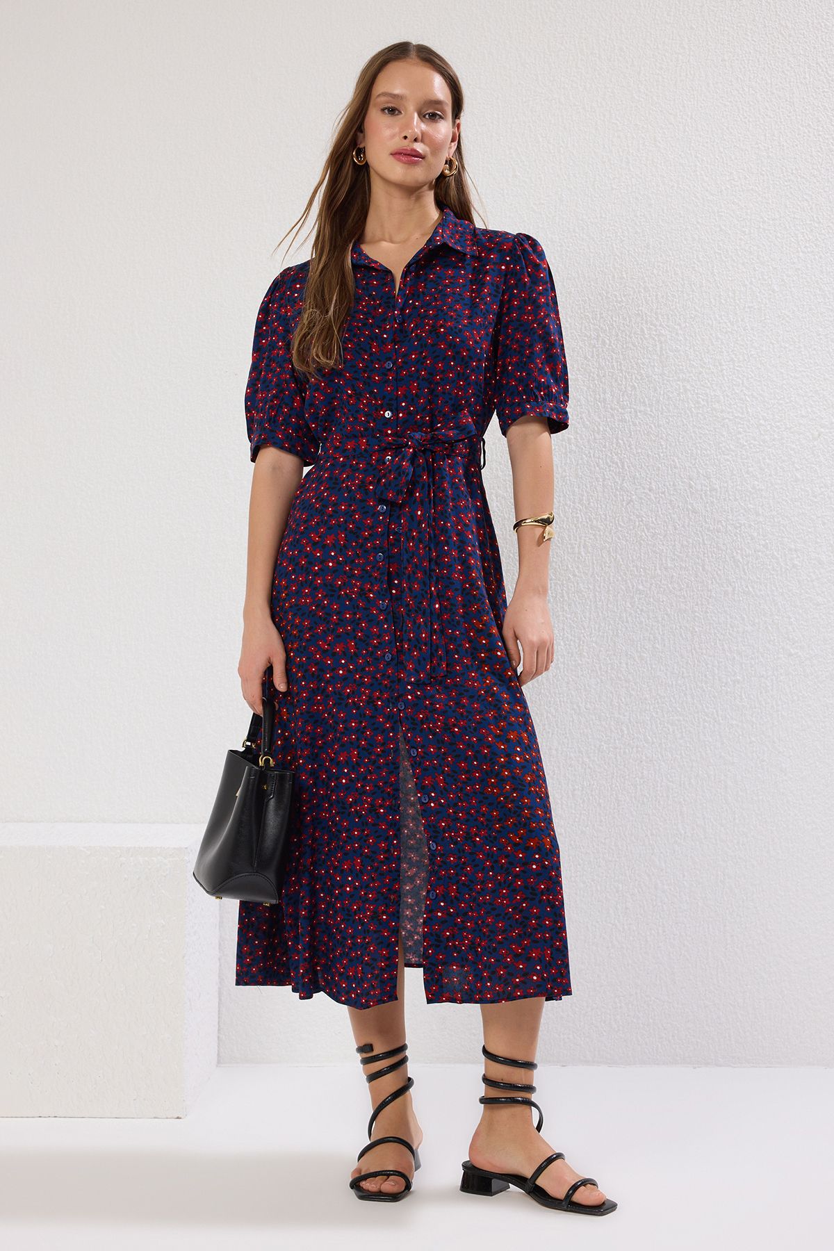 Trendyol Collection Indigo květinový vzor s páskem Midi tkané viskózové košilové šaty TWOSS20EL1559