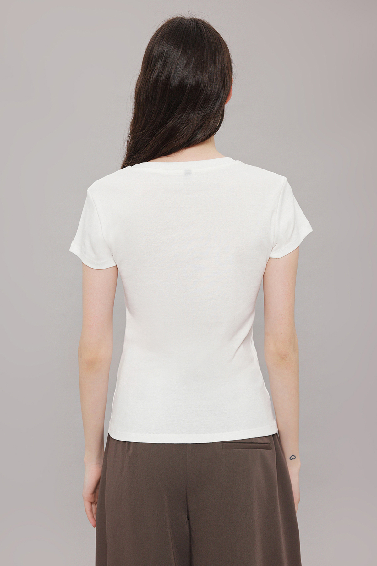 Trendyolmilla  Ekru Çiçek Baskılı Fitted/Vücuda Oturan Örme T-Shirt TWOSS25TS00031 - Görsel 4