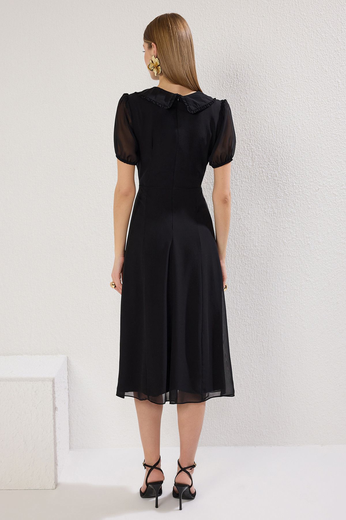 Trendyol Collection-Schwarzes, detailliertes, gefüttertes Chiffon-Midi-Webkleid mit A-Linien-Ausschnitt TWOSS25EL00256 5