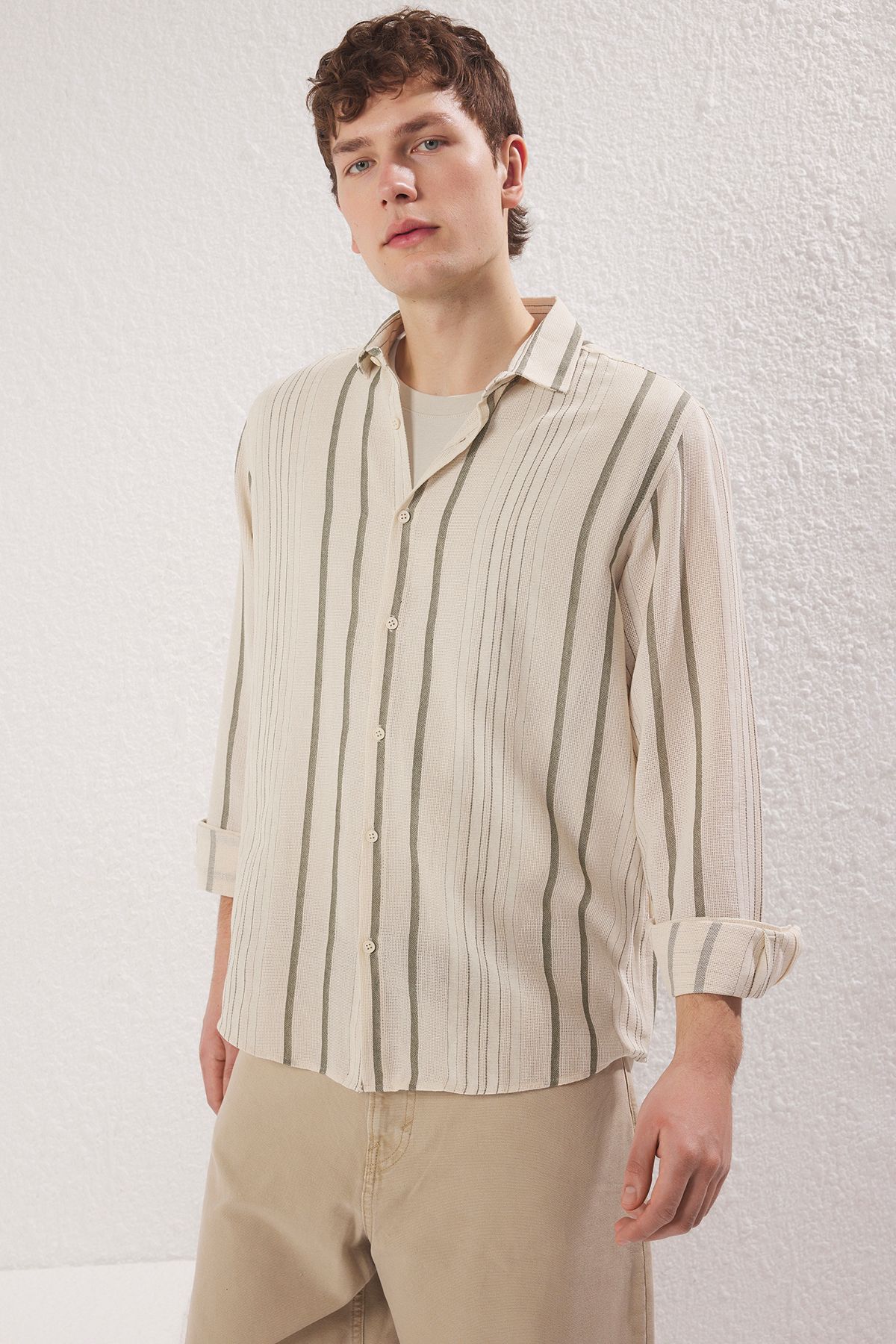 Trendyol Collection-Prémiová khaki košile Regular Fit s pruhy – plátěná textura TMNSS23GO00056 2
