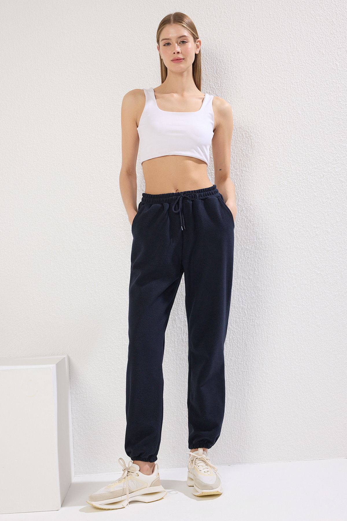 Trendyol Collection Ciemnogranatowe Thessaloniki Wygodne, Kieszonkowe, Sportowe Spodnie Dresowe Z Dzianiny Kobieta - S
