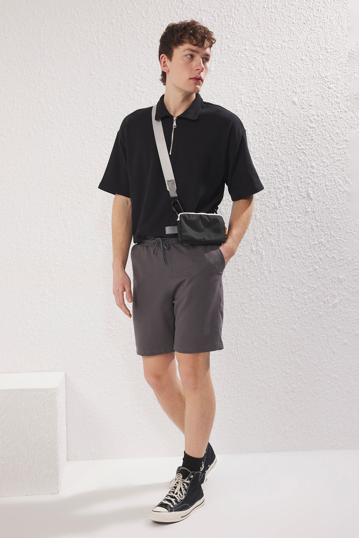 Trendyol Collection Gerade, Mittelgroße, Geräucherte Braune Shorts – Reguläre Passform für Herren - M