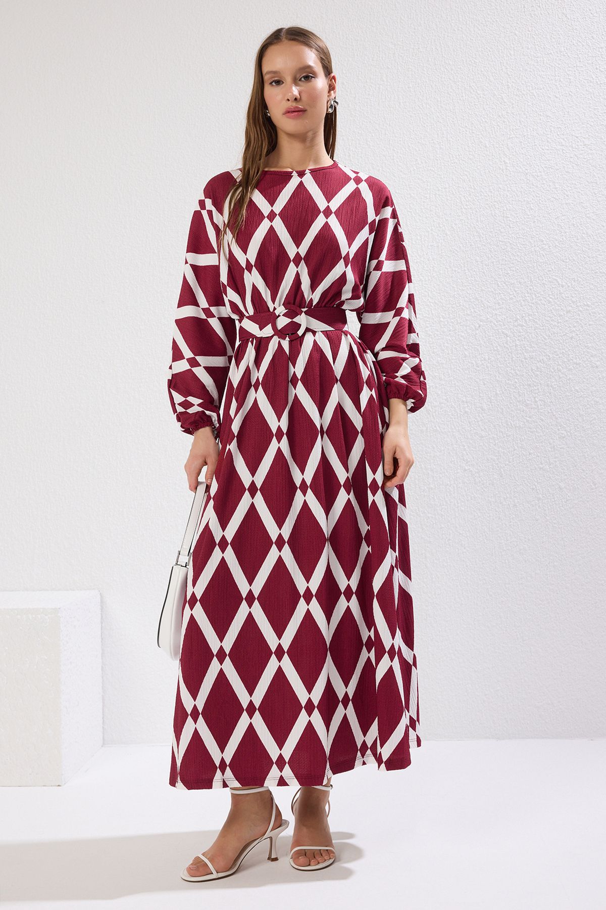 Trendyol Modest-Burgundowa sukienka z marszczeniami i nadrukiem z paskiem Tctss24Eb00233 2