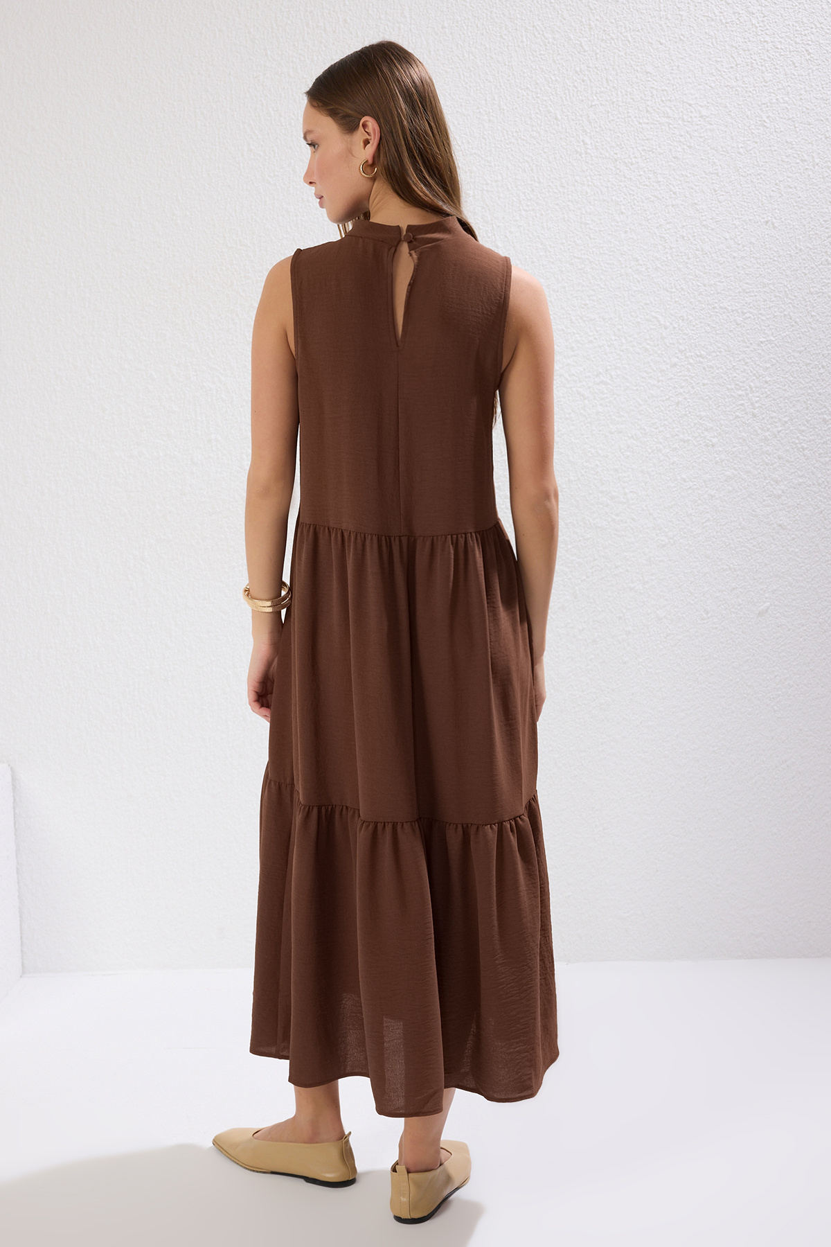 Trendyol Collection-Hnědé střihové midi tkané šaty TWOSS20EL1864 se stojáčkem 4