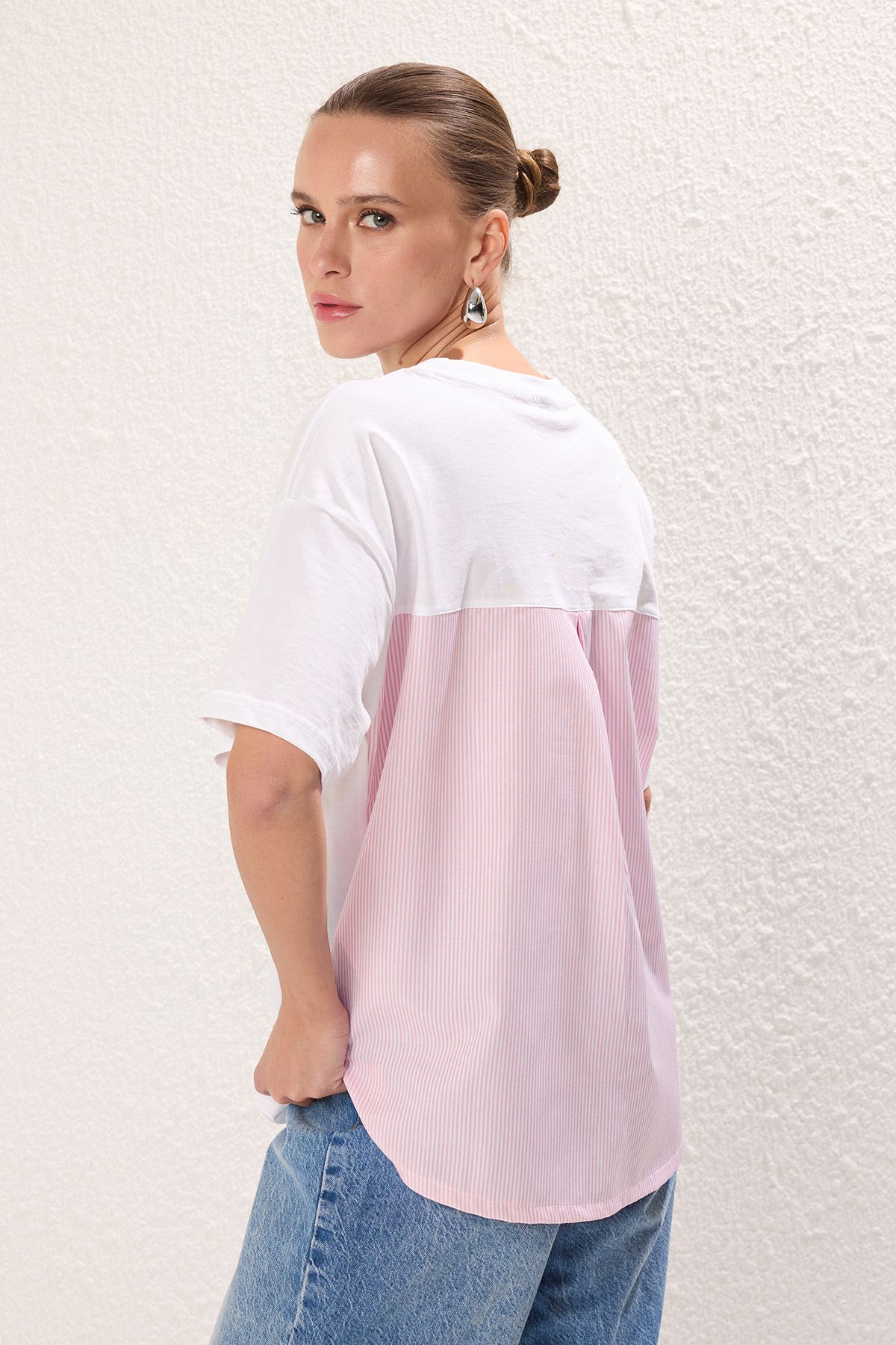Trendyol Collection Bílé růžové pruhované oversize tričko s popelínovým detailem - Twoss24Ts00006