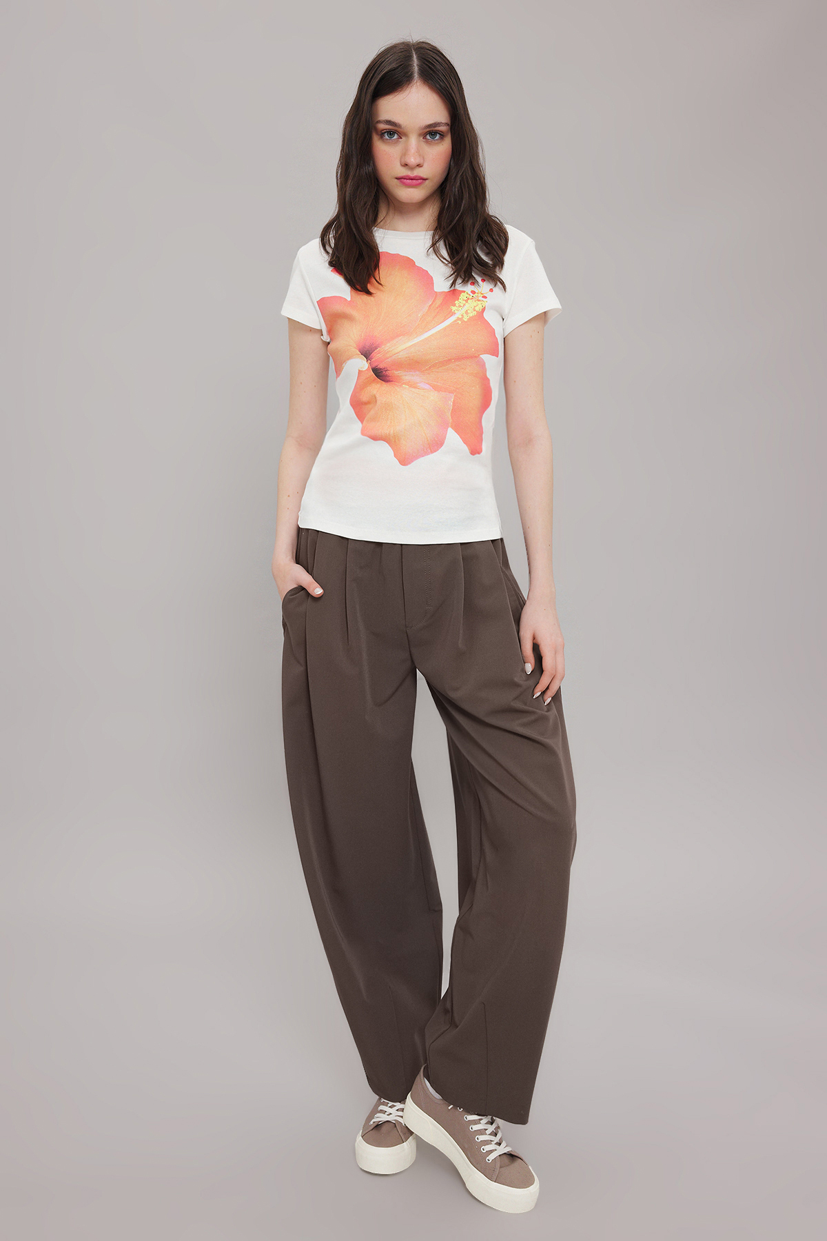 Trendyolmilla  Ekru Çiçek Baskılı Fitted/Vücuda Oturan Örme T-Shirt TWOSS25TS00031 - Görsel 2