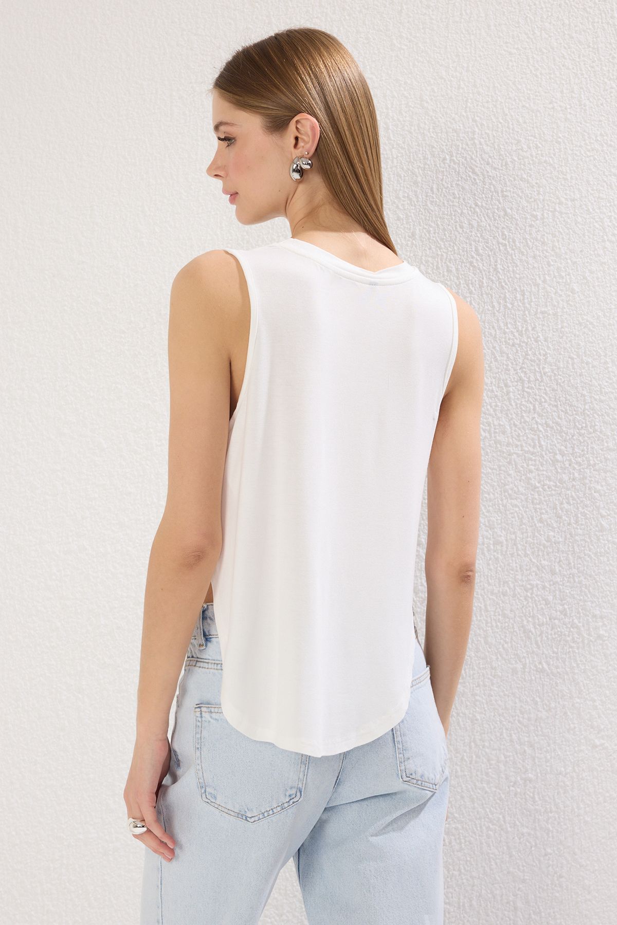 Trendyol Collection-Ecru Regular/Normal Fit Sleeveless Crew Neck Flexible Knitted Undershirt with Side Slits Twoss25Al00047 5