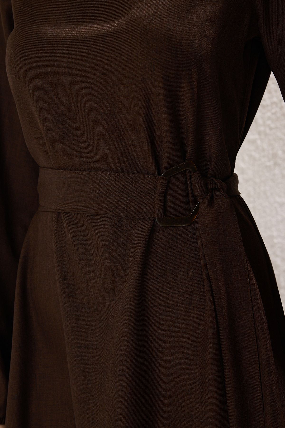 Trendyol Modest-Braunes gewebtes Kleid mit Gürtel TCTSS25EB00096 3