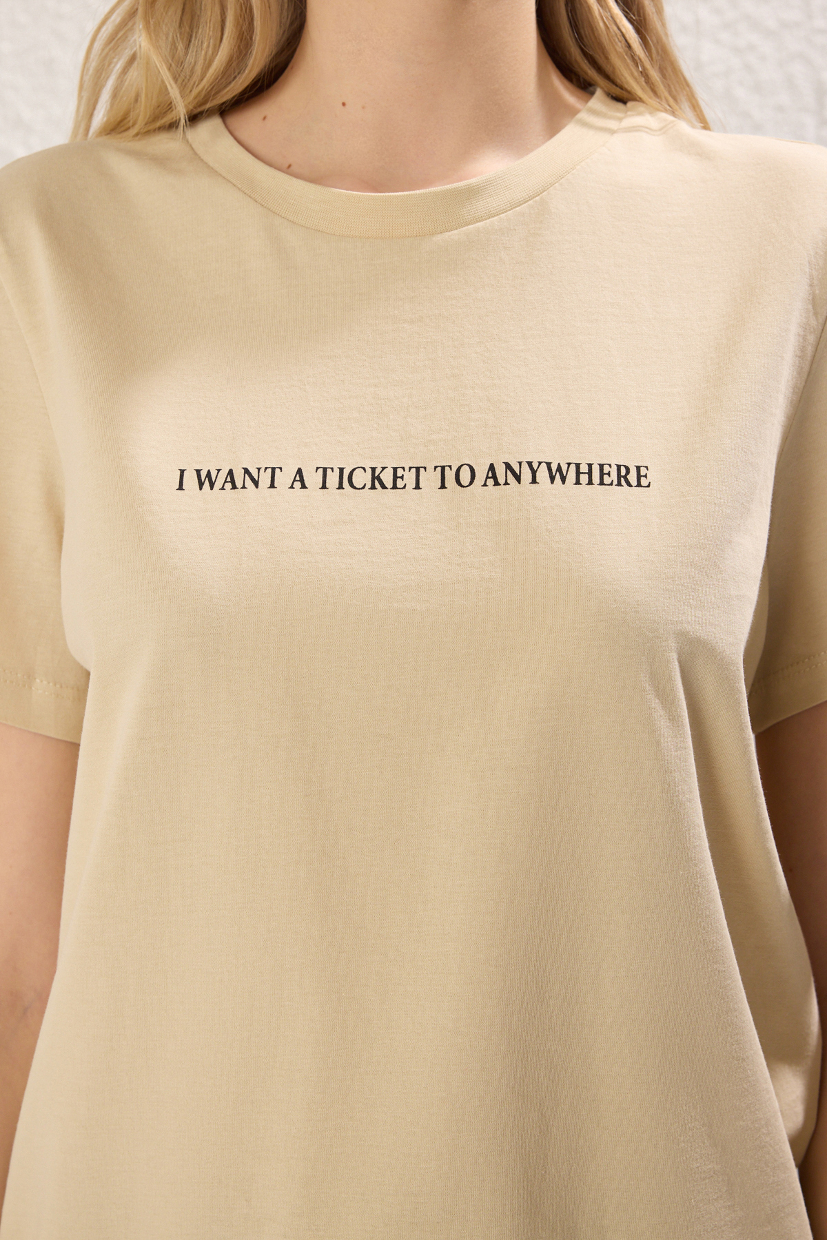 Trendyolmilla  Taş %100 Pamuk Slogan Baskılı Relaxed/Rahat Kesim Basic Bisiklet Yaka Örme T-Shirt TWOSS20TS0207 - Görsel 3