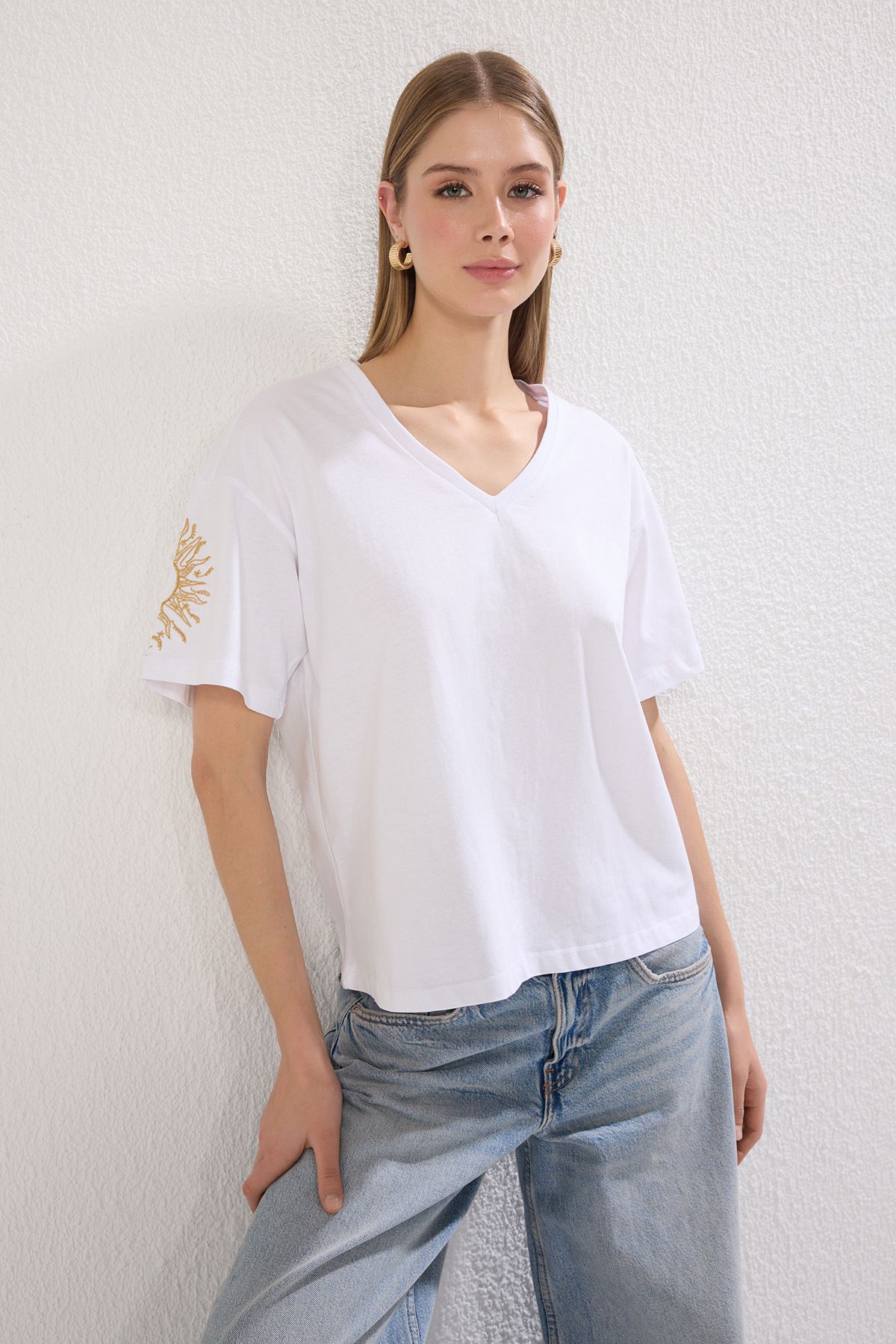 Trendyol Collection Biała, 100% Bawełniana Koszulka Z Haftowanymi Rękawami, Luźna/szeroka, Luźna, Dzianinowa, Z Okrągłym Dekoltem, T-shirt