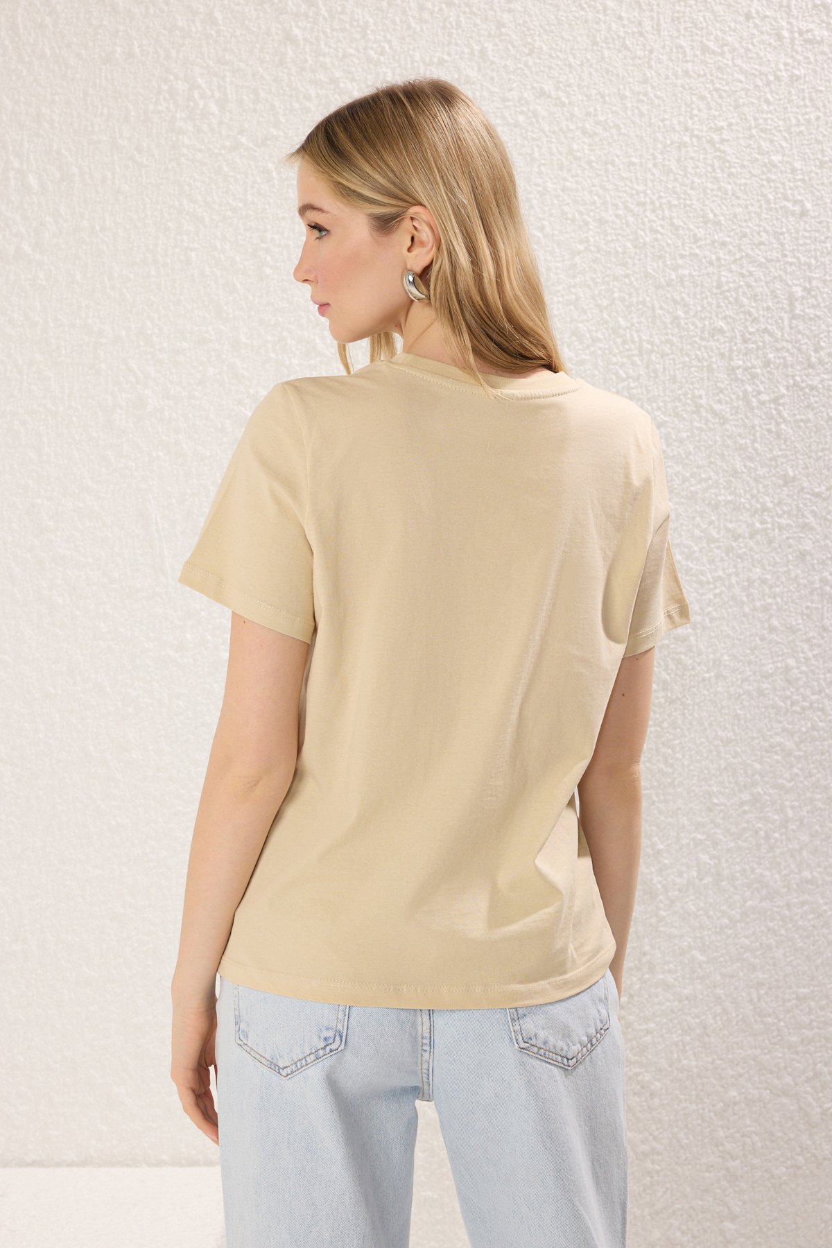 Trendyolmilla  Taş %100 Pamuk Slogan Baskılı Relaxed/Rahat Kesim Basic Bisiklet Yaka Örme T-Shirt TWOSS20TS0207 - Görsel 4