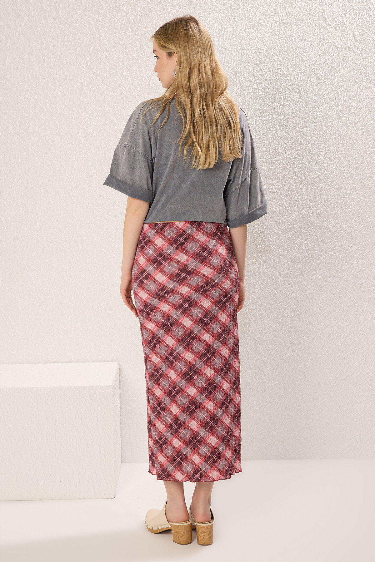 Trendyolmilla  Çok Renkli Dokulu Ekoseli Kumaş Baskılı Maxi Esnek Örme Etek TWOSS25ET00115 - Görsel 4