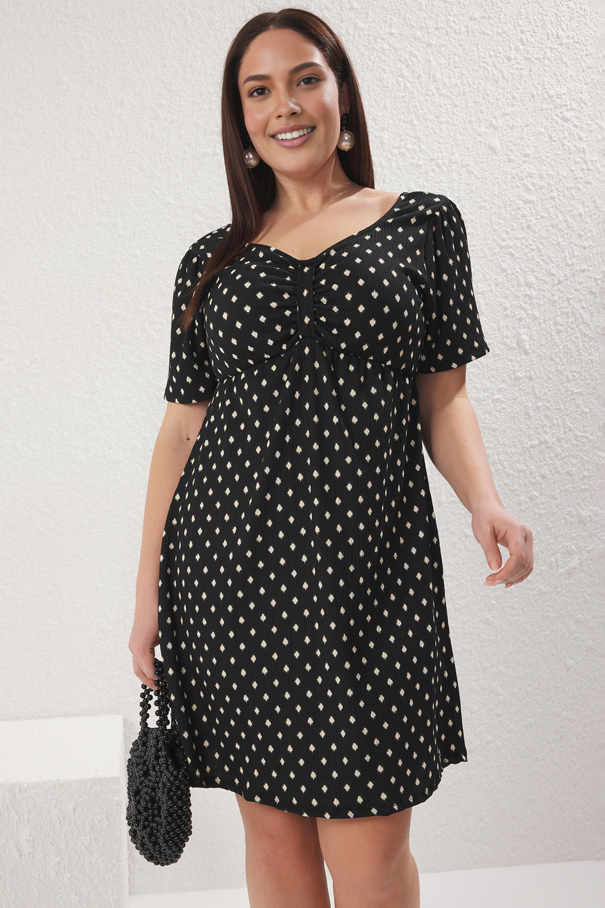 Trendyol Curve-Černé pletené šaty velké velikosti s geometrickým vzorem A-line TBBSS25AH00127 2